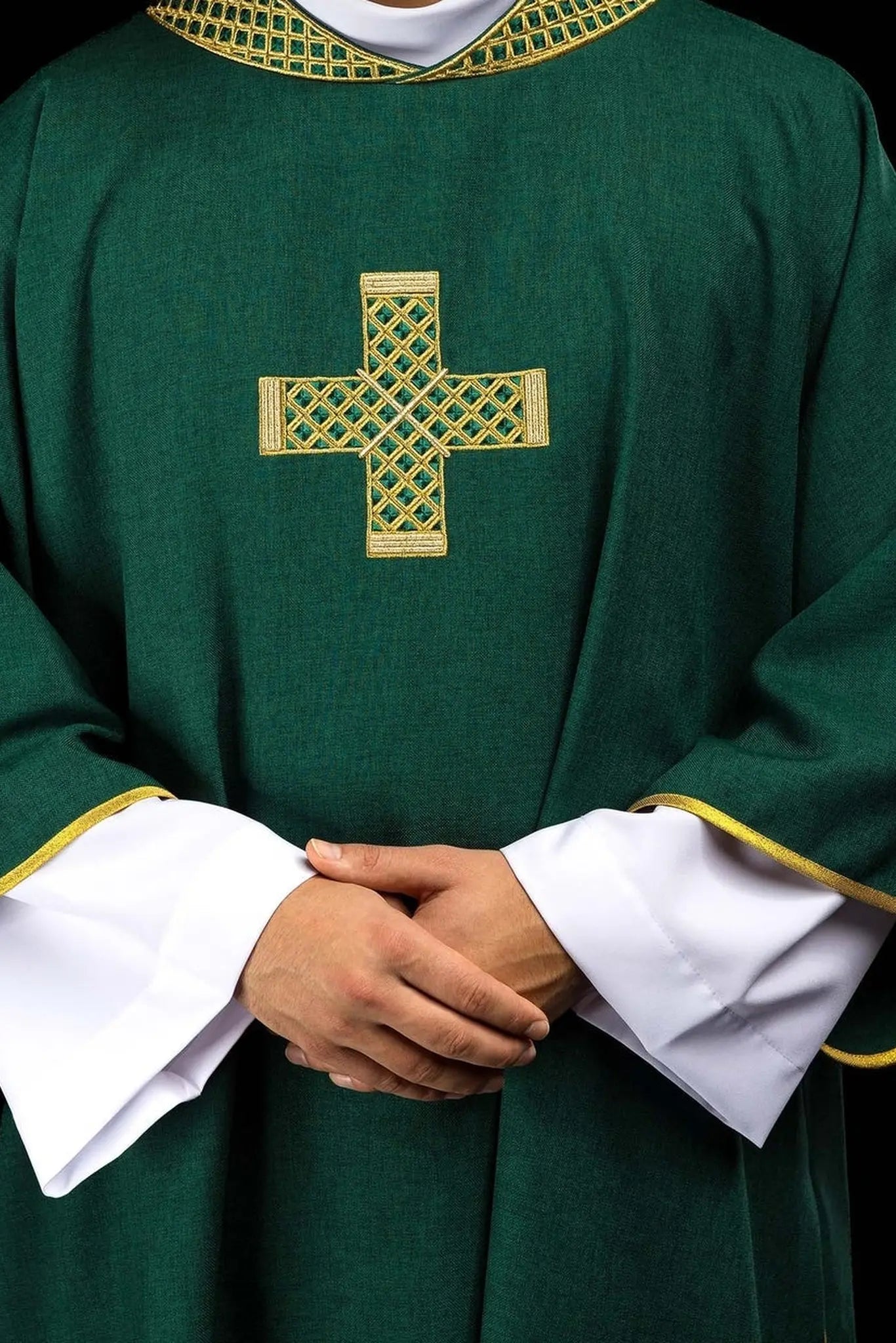 Dalmatica verde con cruces bordadas y cuello