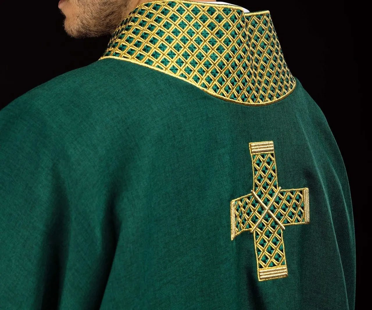 Dalmatica verde con cruces bordadas y cuello