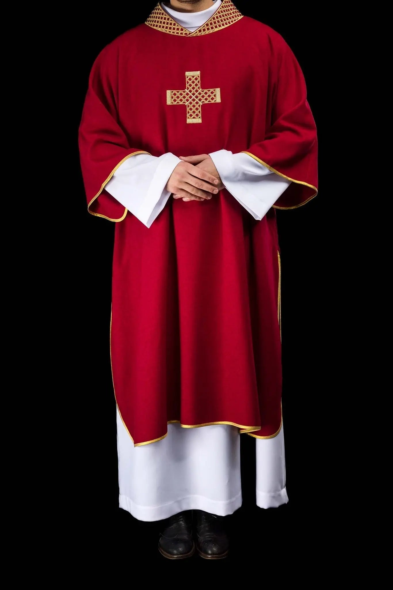 Dalmatica roja con bordado de cruz dorada