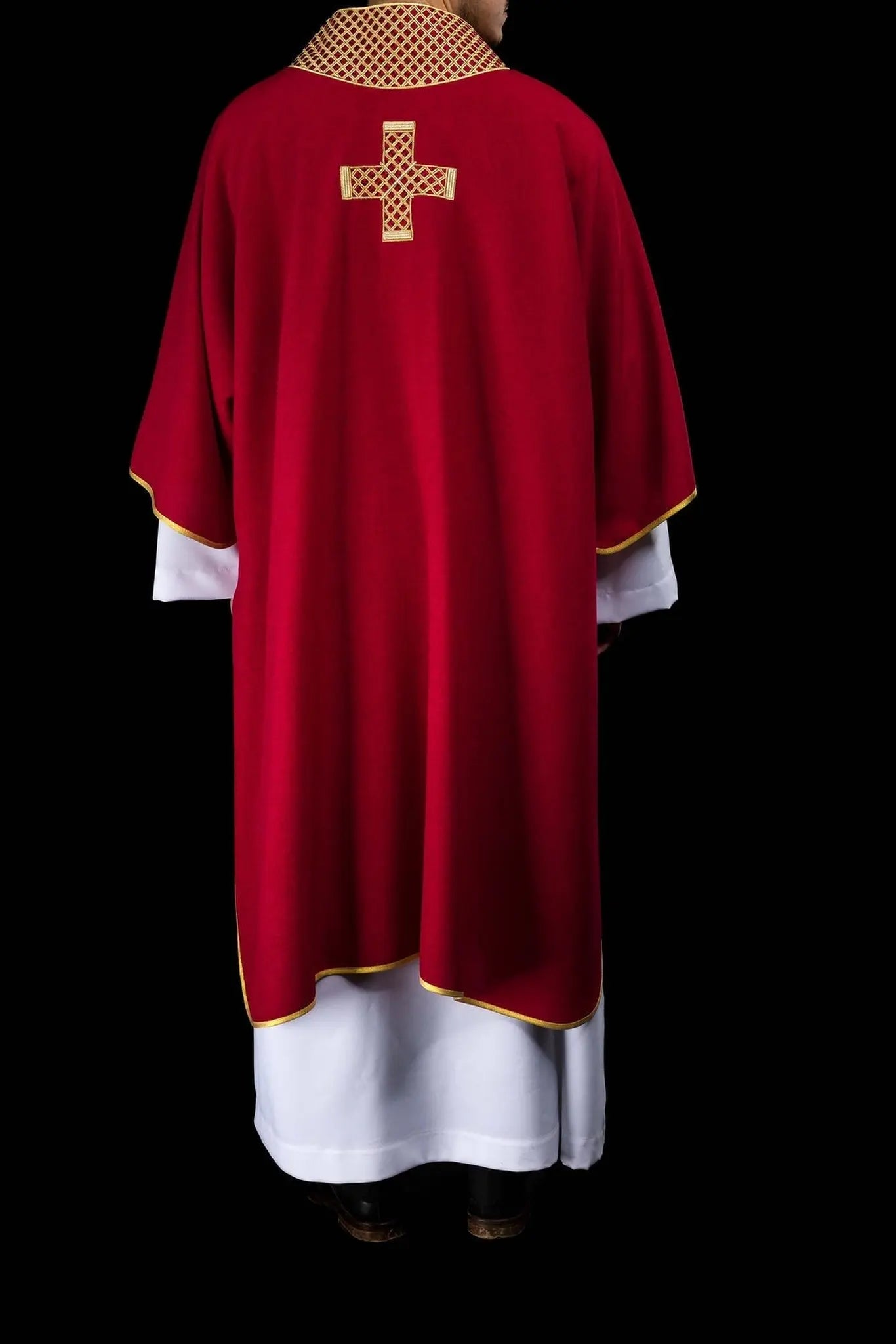 Dalmatica roja con bordado de cruz dorada
