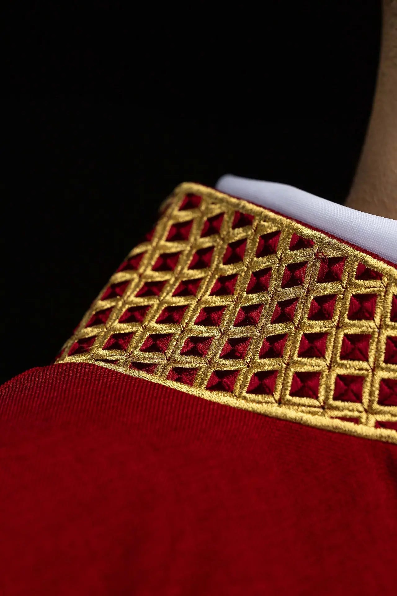 Dalmatica roja con bordado de cruz dorada