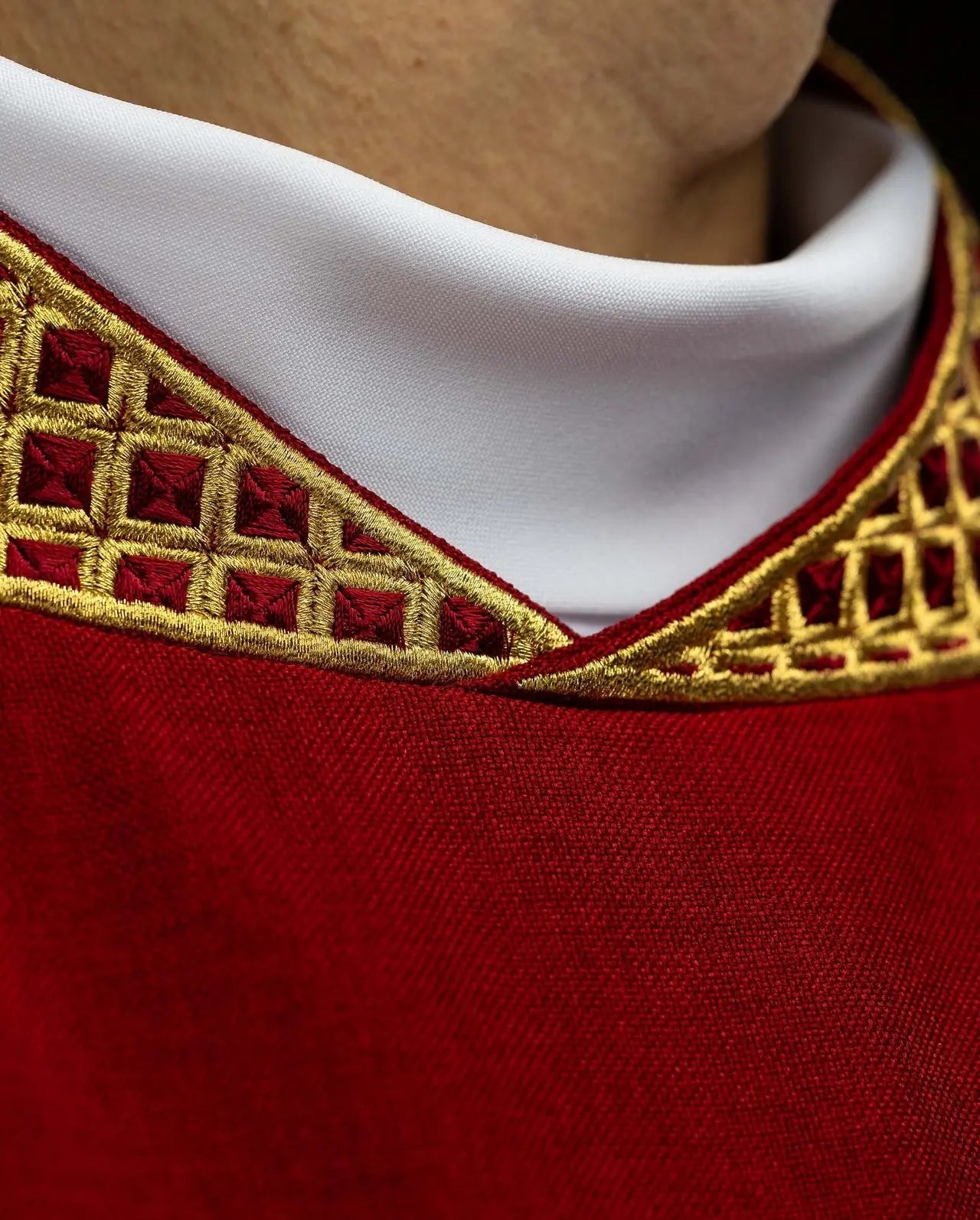 Dalmatica roja con bordado de cruz dorada