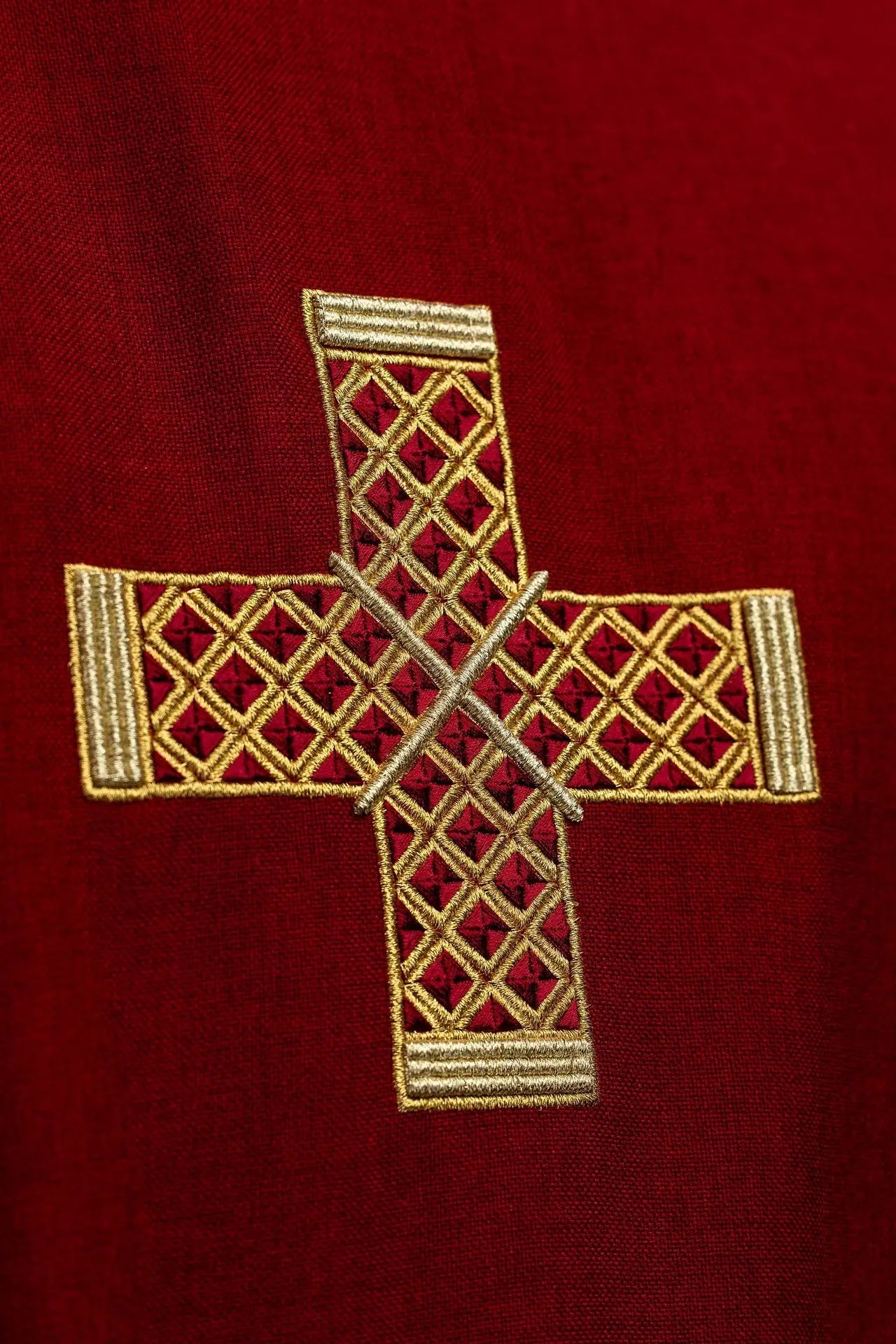 Dalmatica roja con bordado de cruz dorada