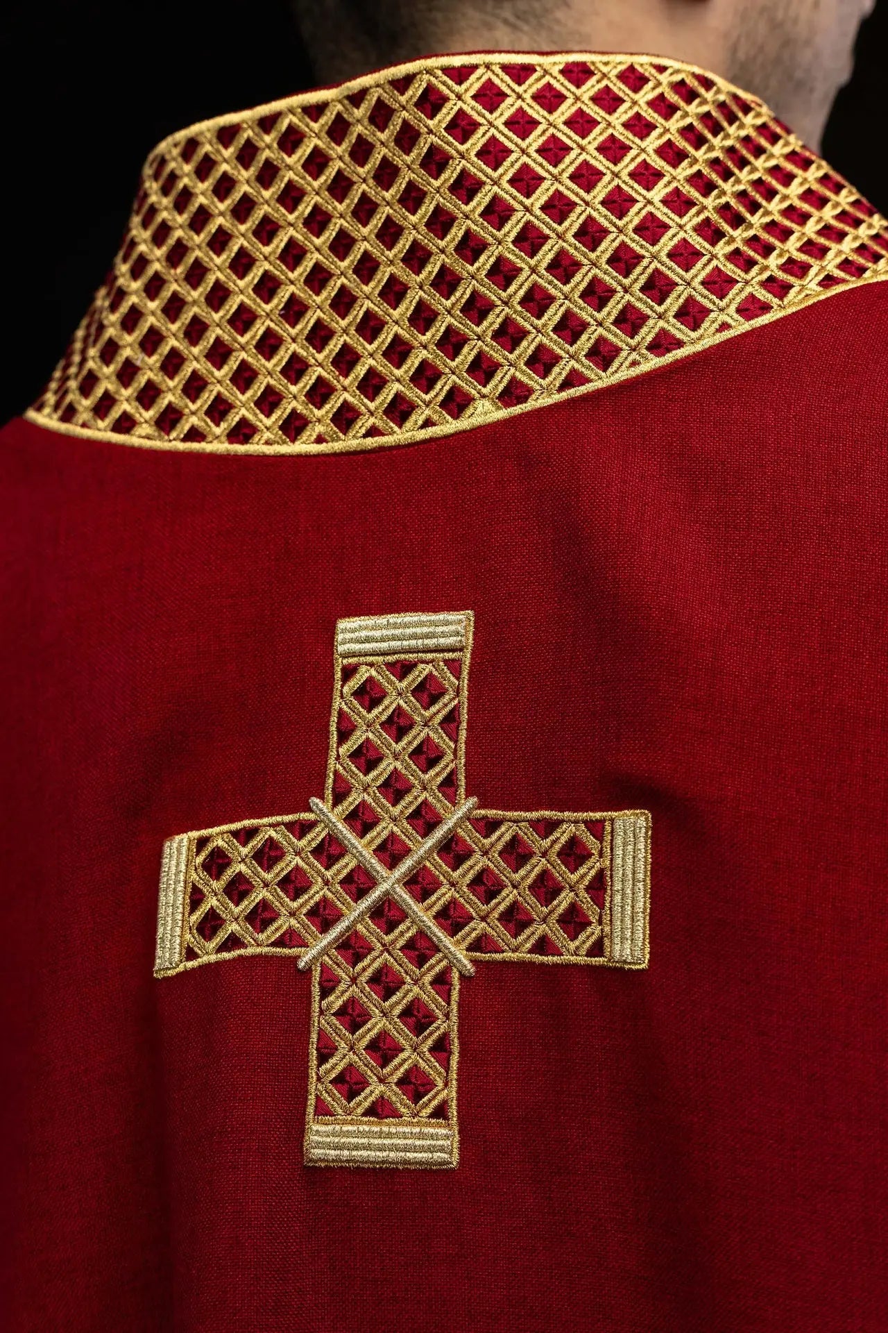Dalmatica roja con bordado de cruz dorada