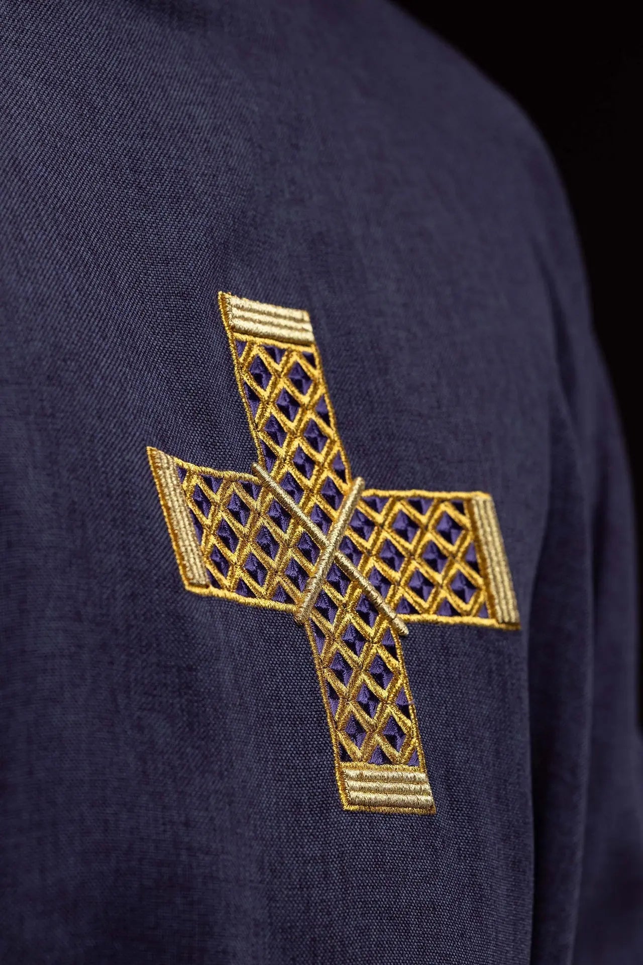 Dalmática púrpura con cruces bordadas y cuello