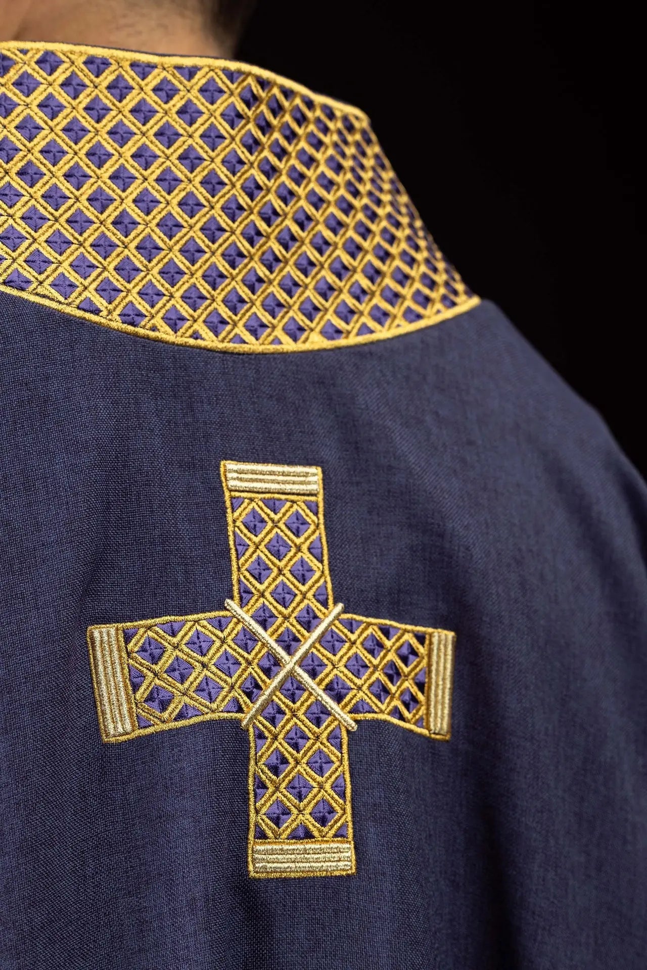 Dalmática púrpura con cruces bordadas y cuello