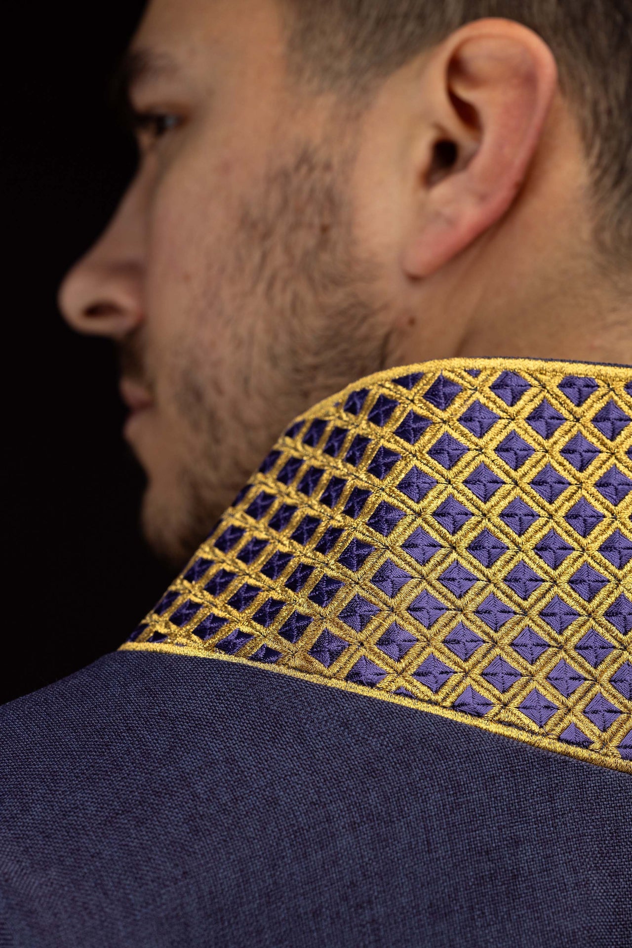 Dalmatyka z haftowanymi krzyżami i kołnierzem fioletowa - ORNATY.PL