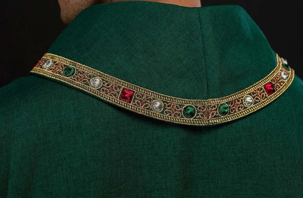 Dalmatica verde con símbolo IHS y cuello alto
