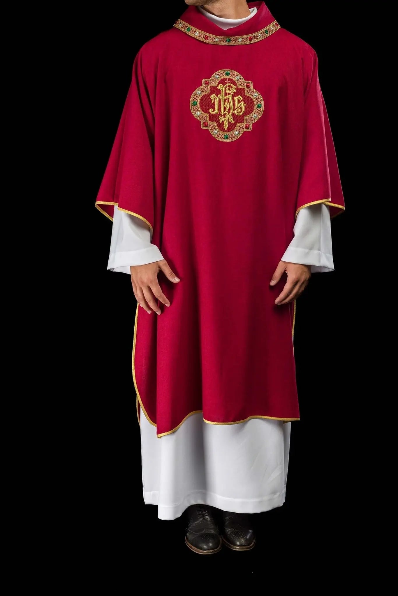 Dalmatica roja con símbolo IHS y cuello alto