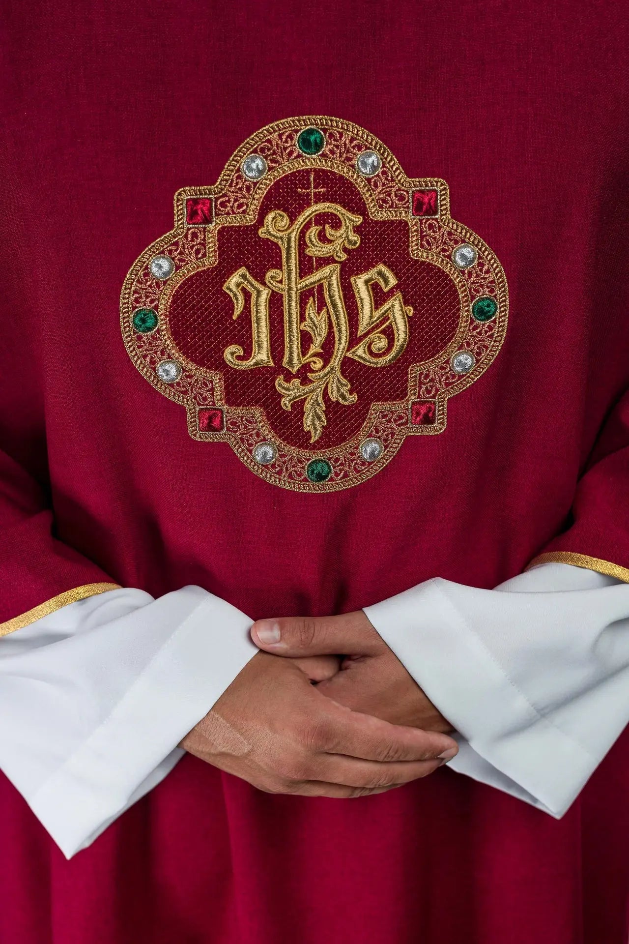 Dalmatica roja con símbolo IHS y cuello alto
