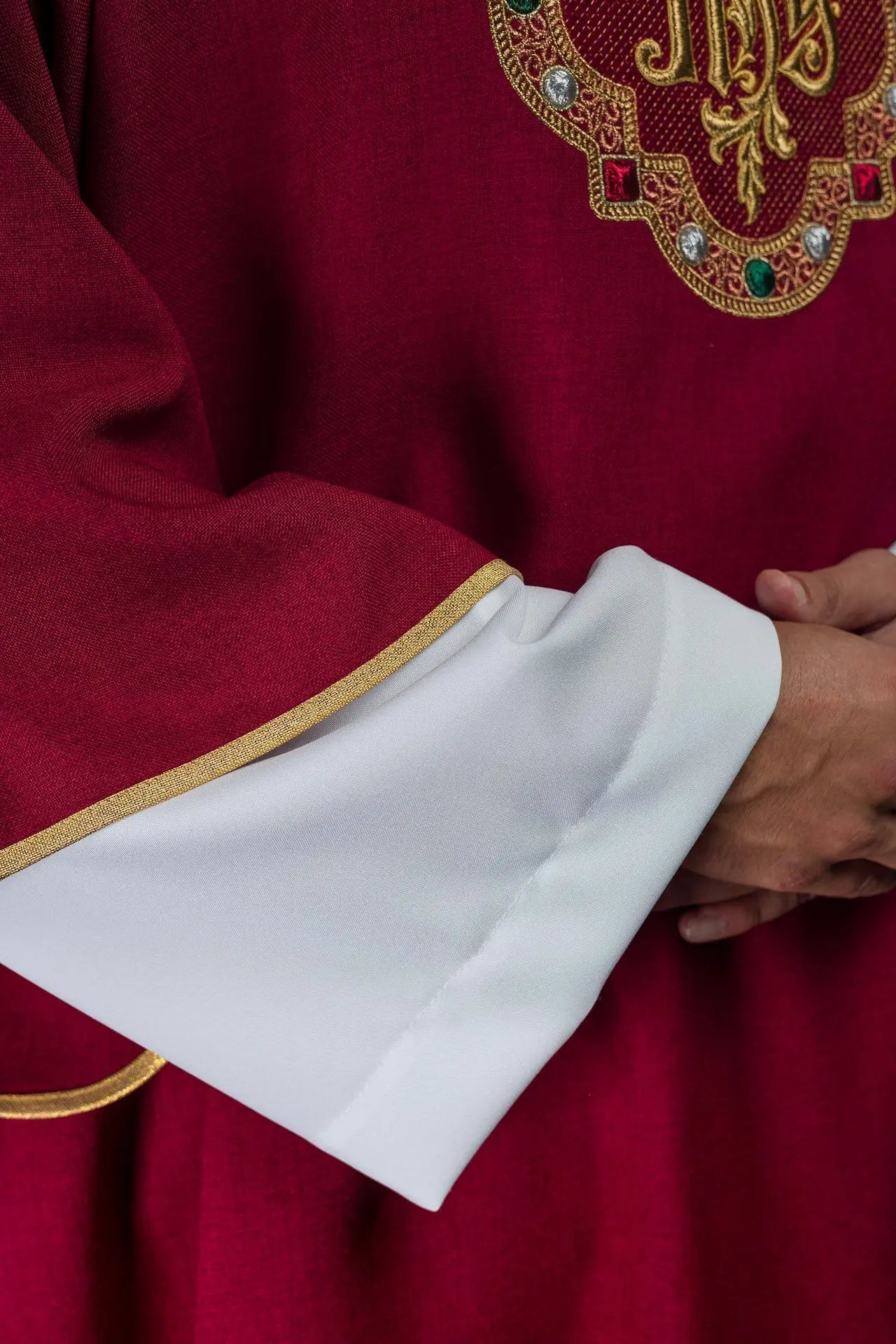 Dalmatica roja con símbolo IHS y cuello alto