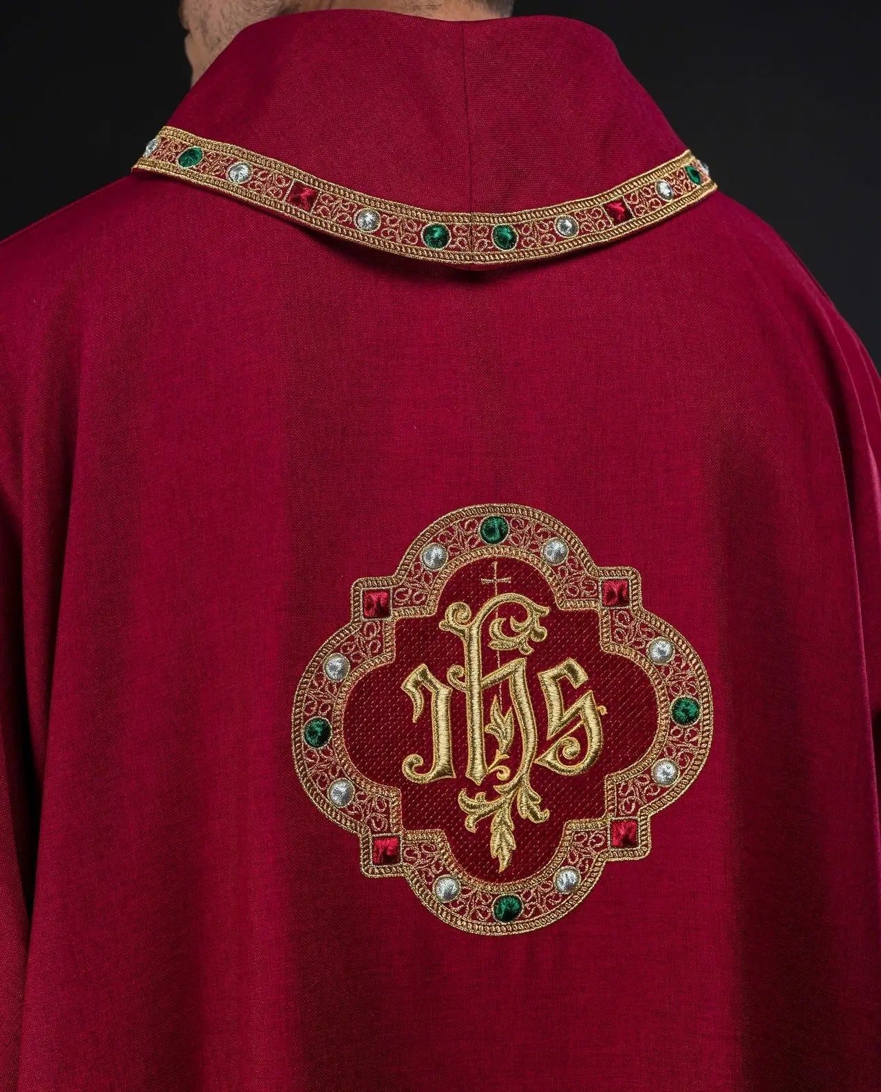 Dalmatica roja con símbolo IHS y cuello alto