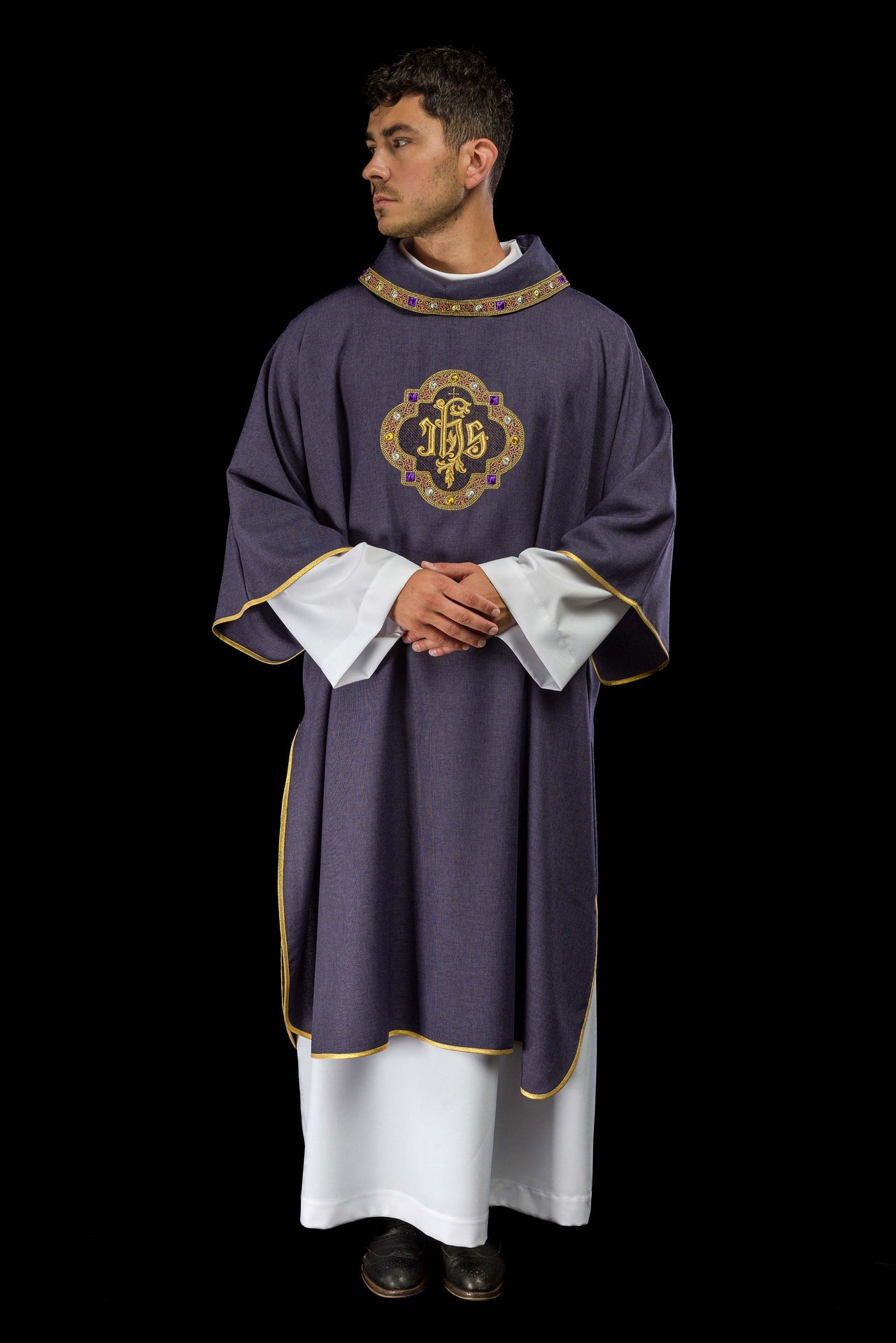 Dalmatyka z symbolem IHS i kołnierzem w kolorze fioletowym - ORNATY.PL