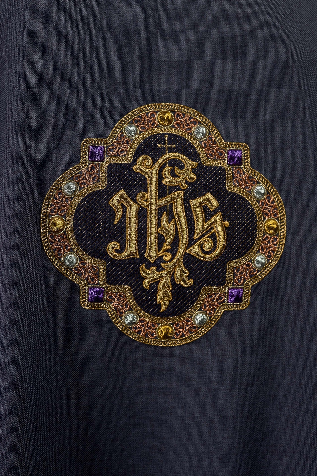 Dalmatyka z symbolem IHS i kołnierzem w kolorze fioletowym - ORNATY.PL