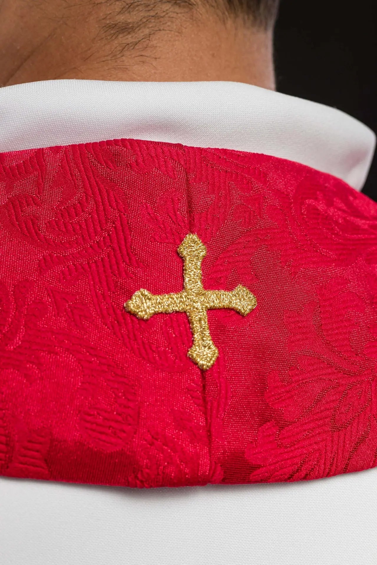 Estola roja de jacquard con motivos de cruces bordadas