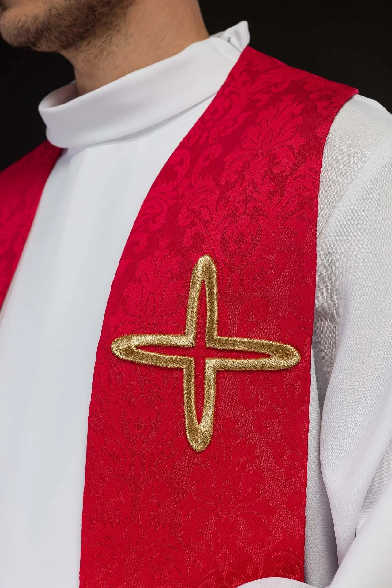 Estola roja de jacquard con motivos de cruces bordadas