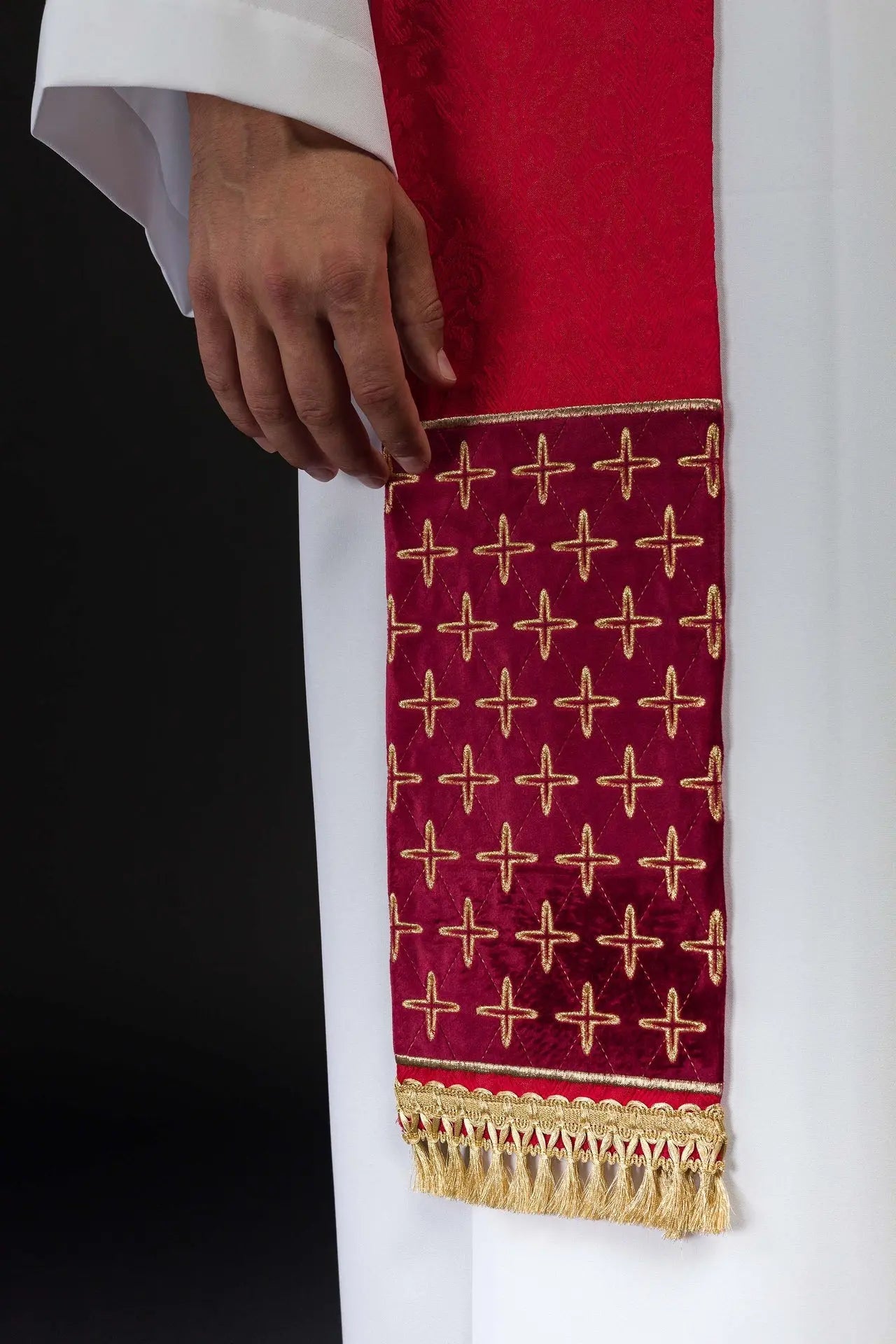 Estola roja de jacquard con motivos de cruces bordadas