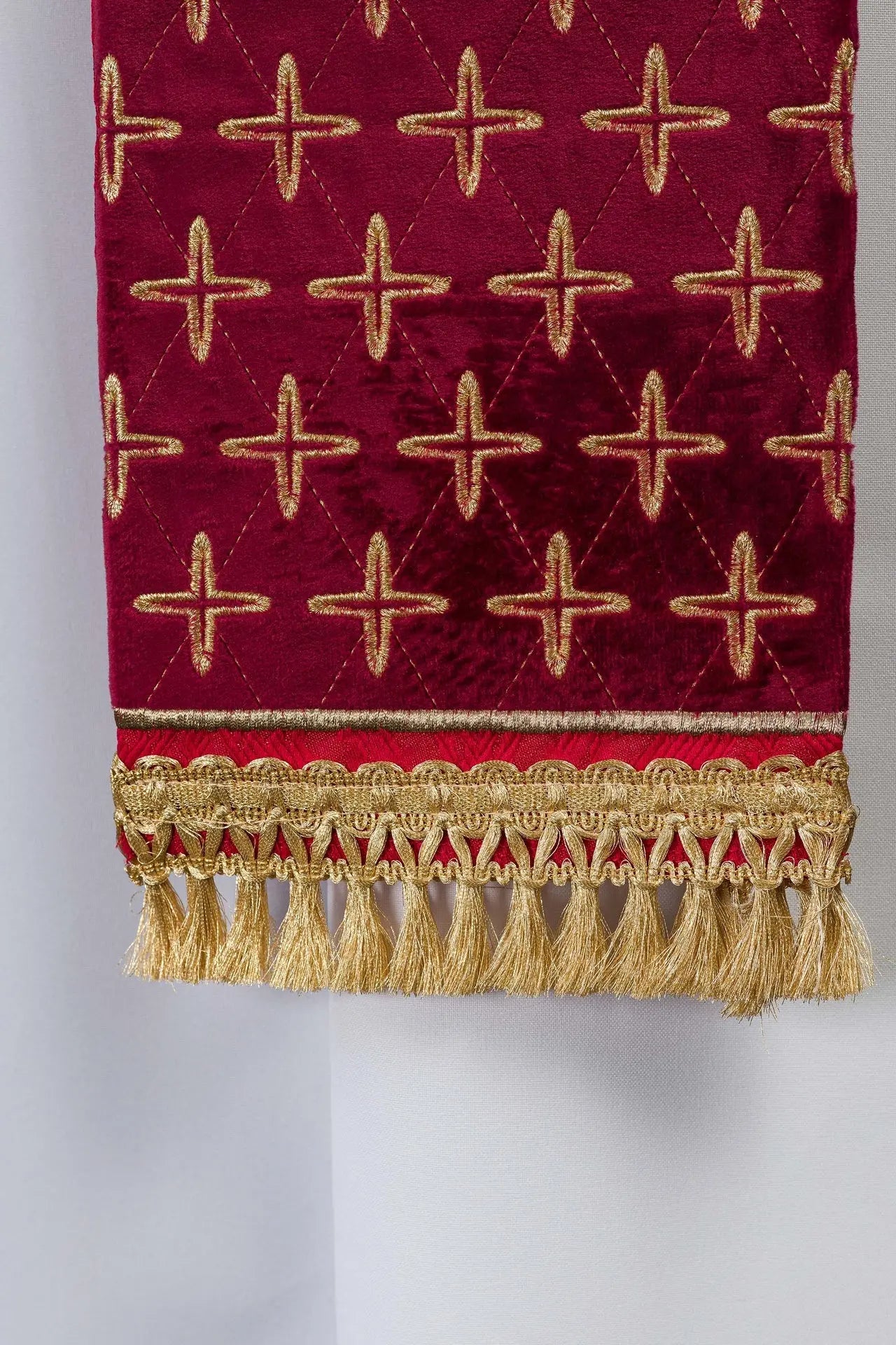 Estola roja de jacquard con motivos de cruces bordadas