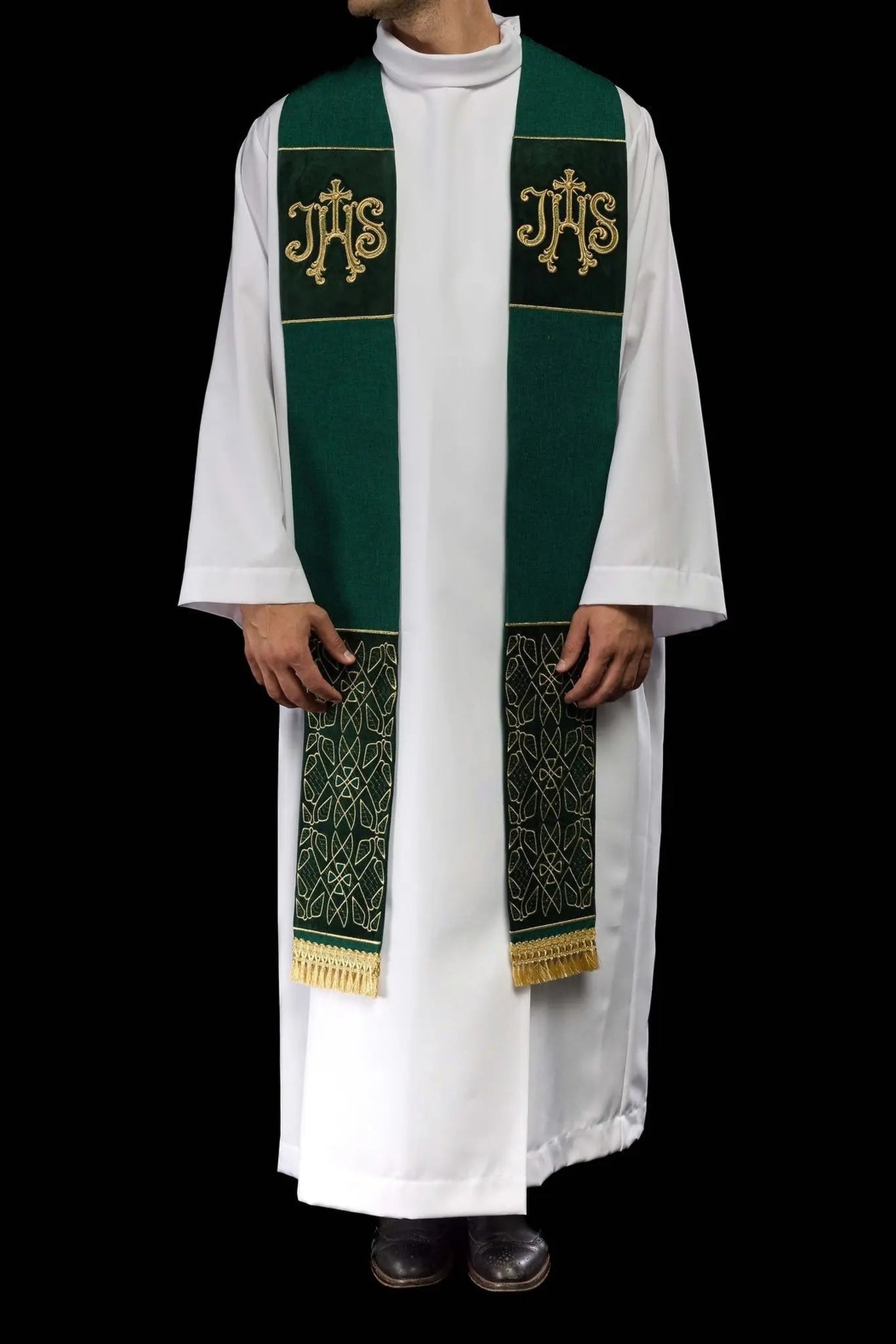 Estola de terciopelo verde con motivo bordado IHS