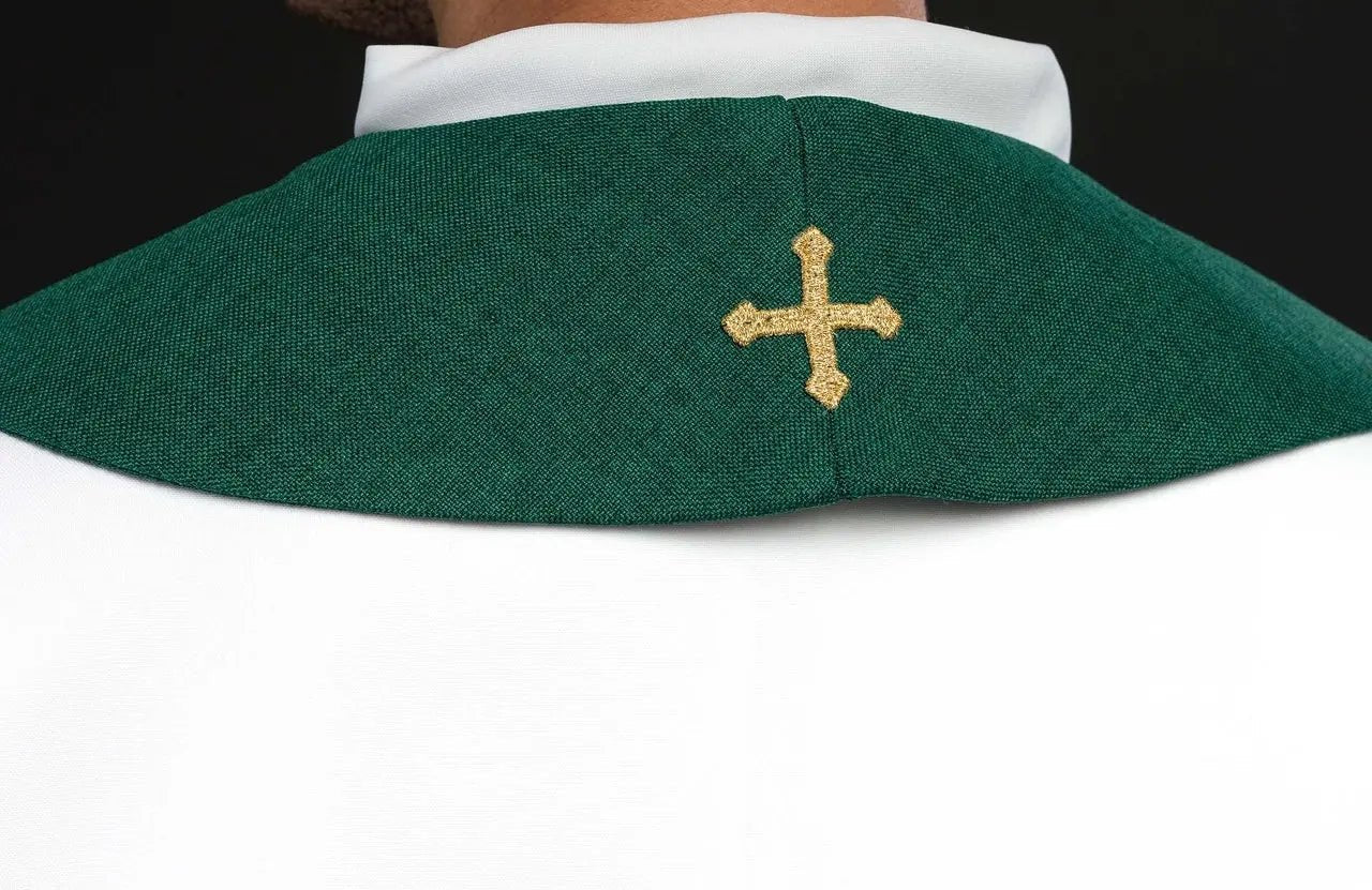 Estola de terciopelo verde con motivo bordado IHS