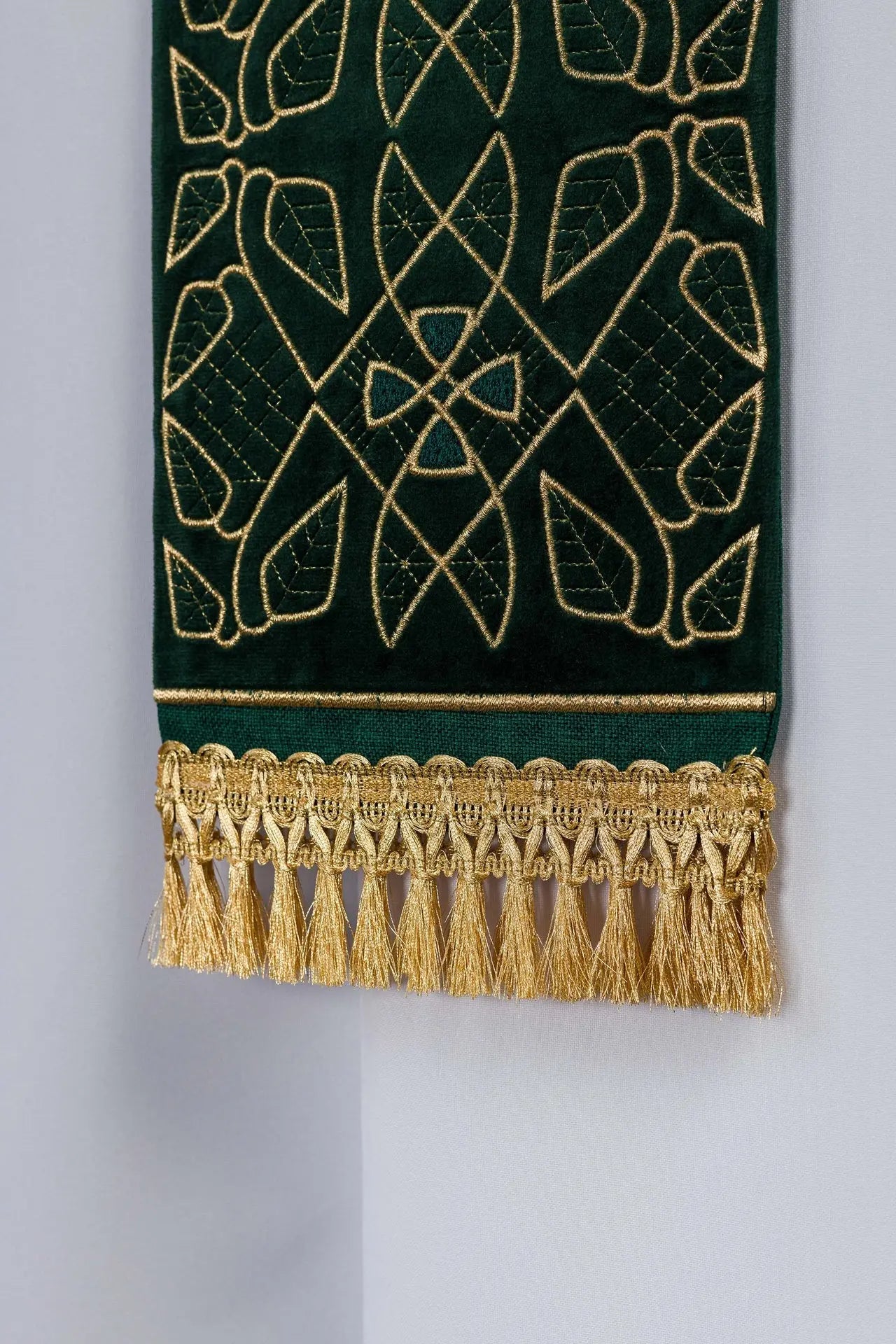 Estola de terciopelo verde con motivo bordado IHS