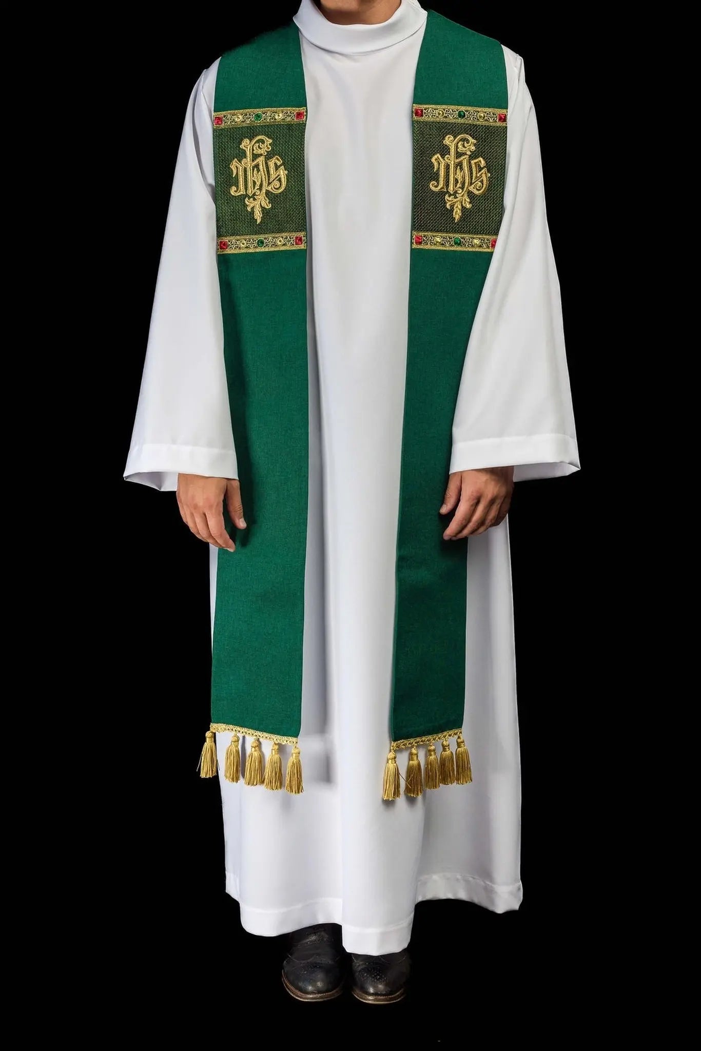 Estola verde bordada con el motivo IHS