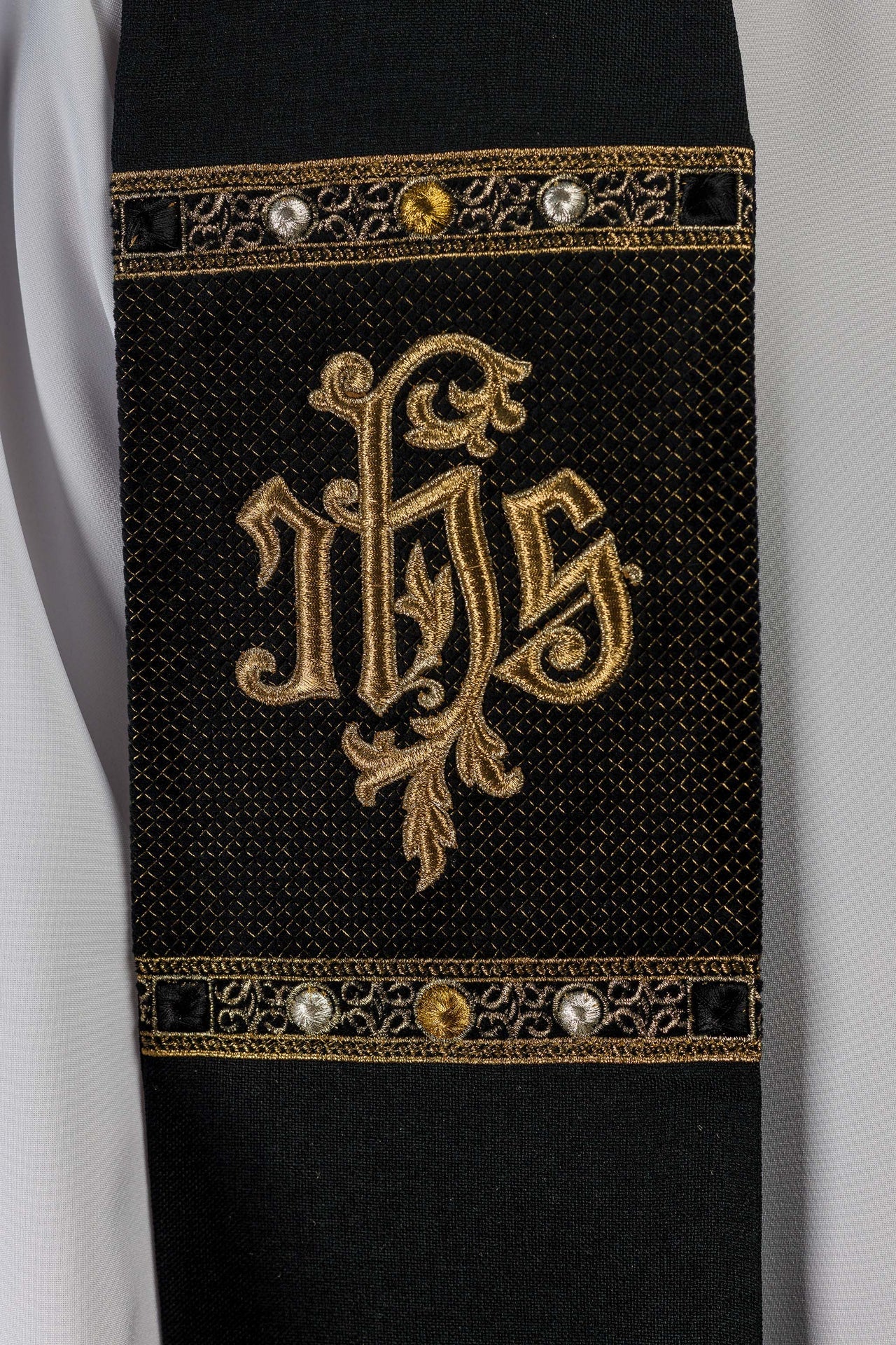 Stuła haftowana z motywem IHS czarna - ORNATY.PL