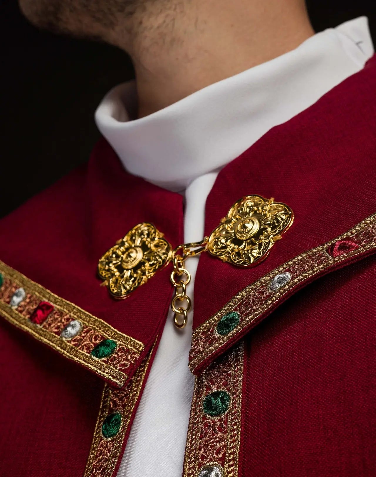 Capa litúrgica roja con IHS dorado