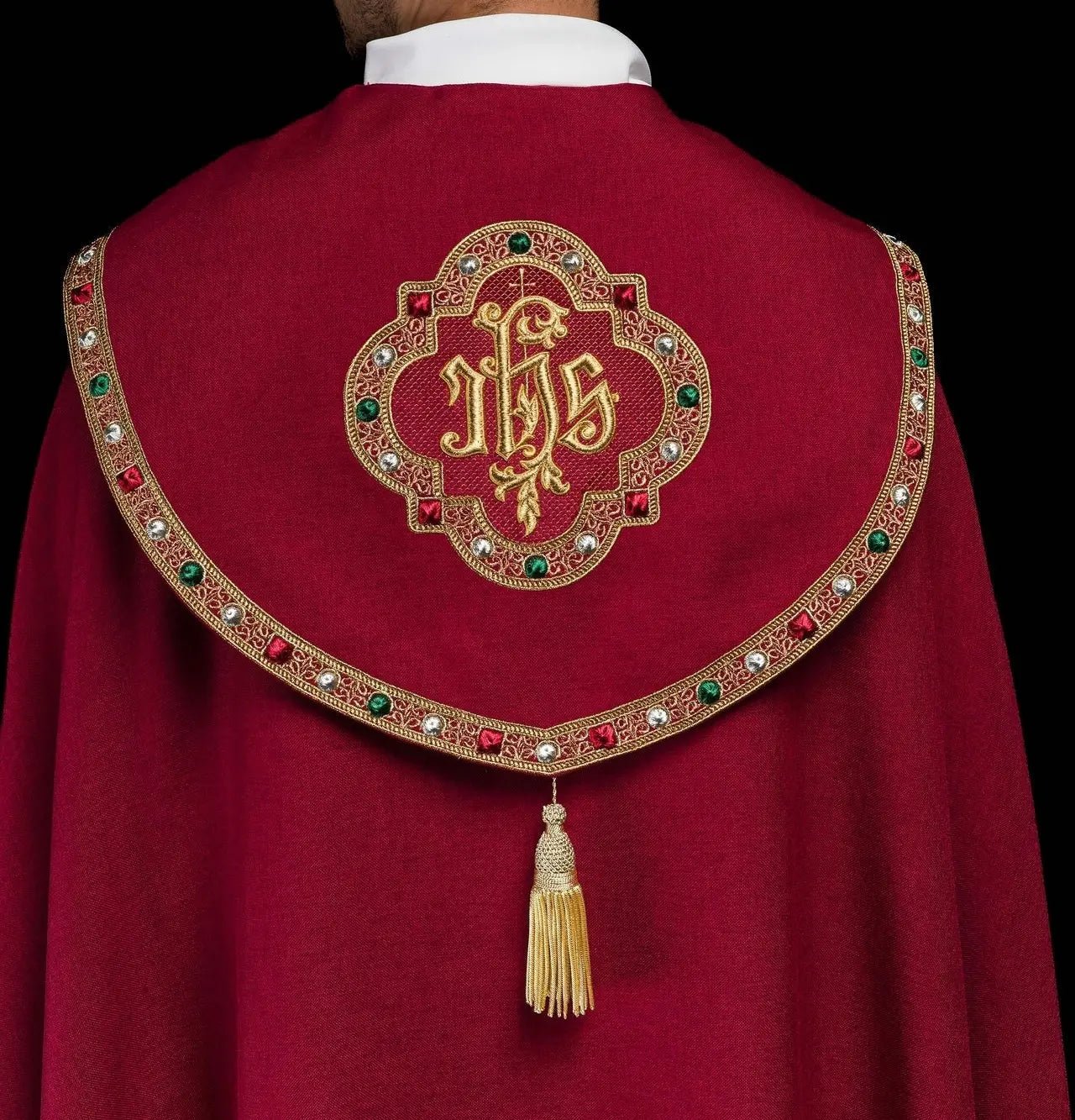 Capa litúrgica roja con IHS dorado