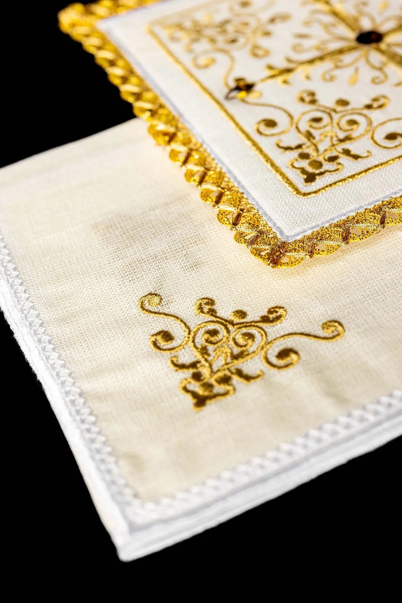Juego de manteles de altar ricamente decorados con bordado de cruz