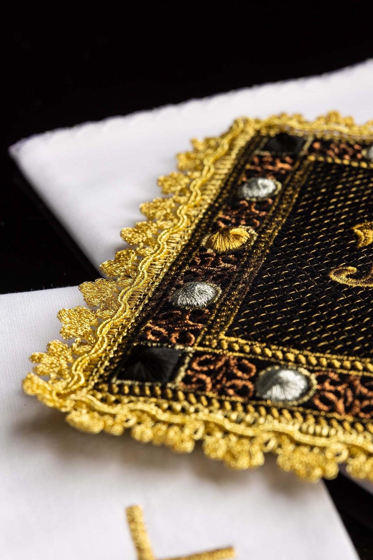 Aksamitny komplet kielichowy w kolorze czarny z haftowanym symbolem IHS - ORNATY.PL