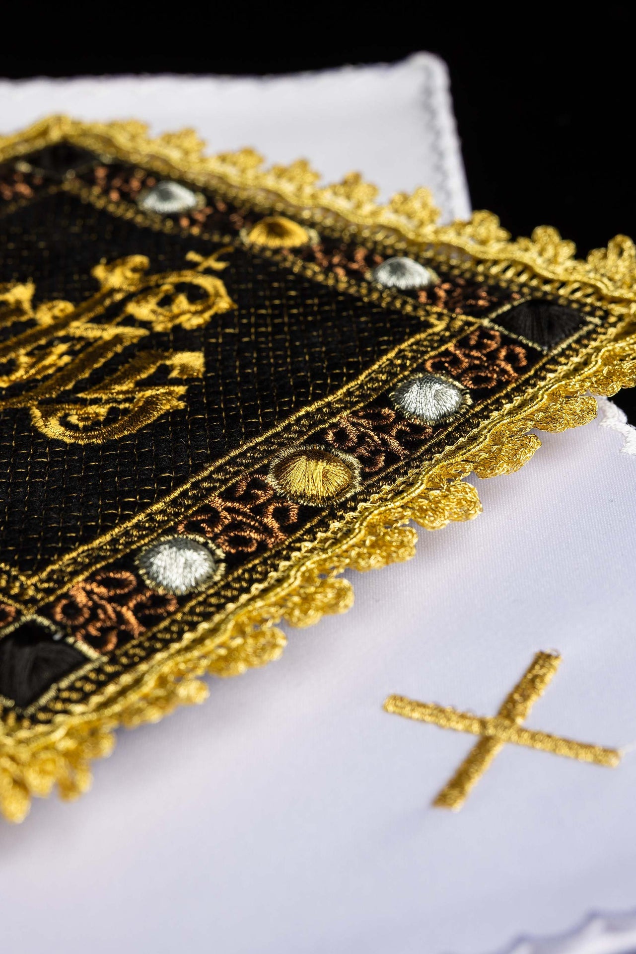 Aksamitny komplet kielichowy w kolorze czarny z haftowanym symbolem IHS - ORNATY.PL