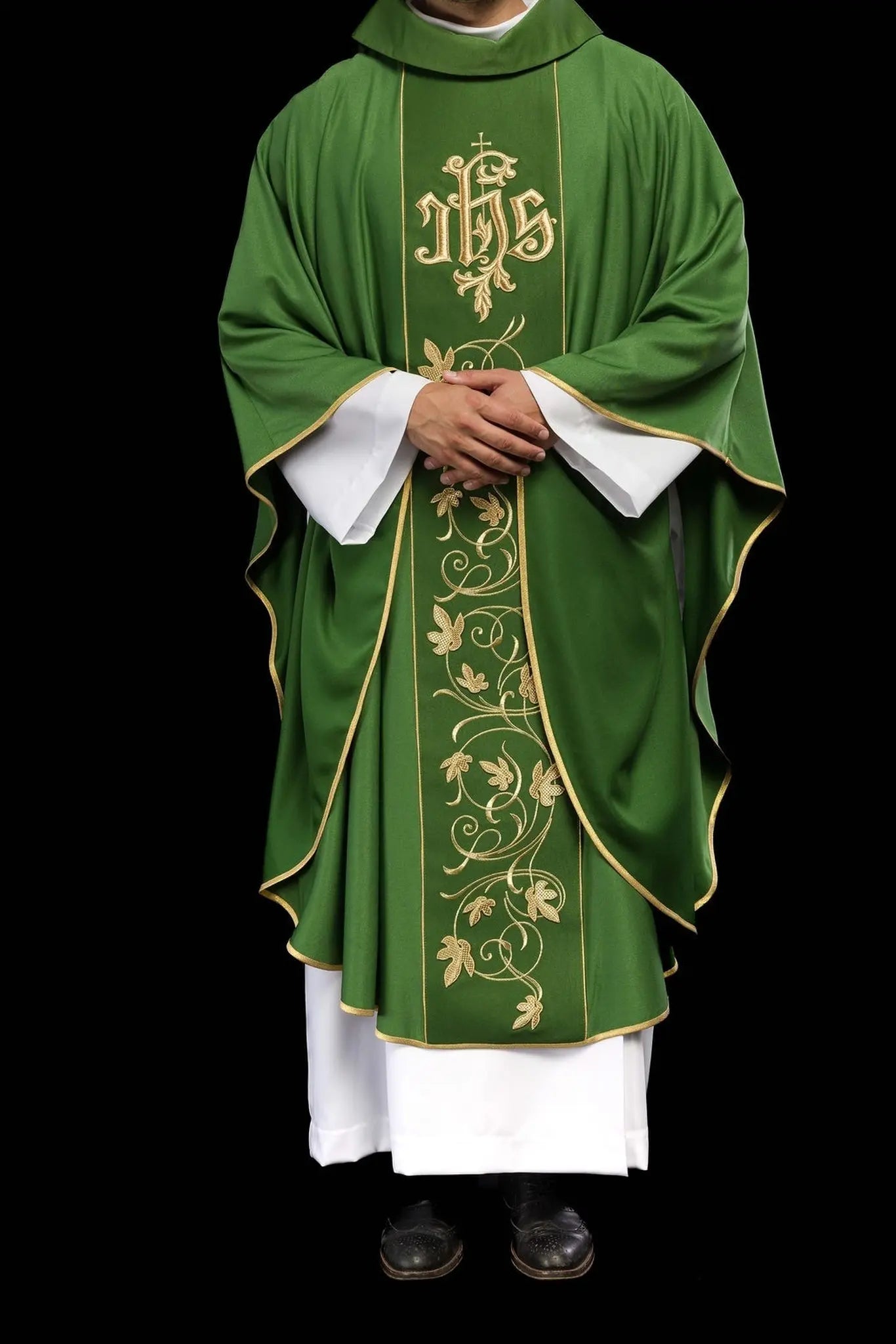 Casulla litúrgica verde con cinturón ricamente decorado con motivo floral e IHS