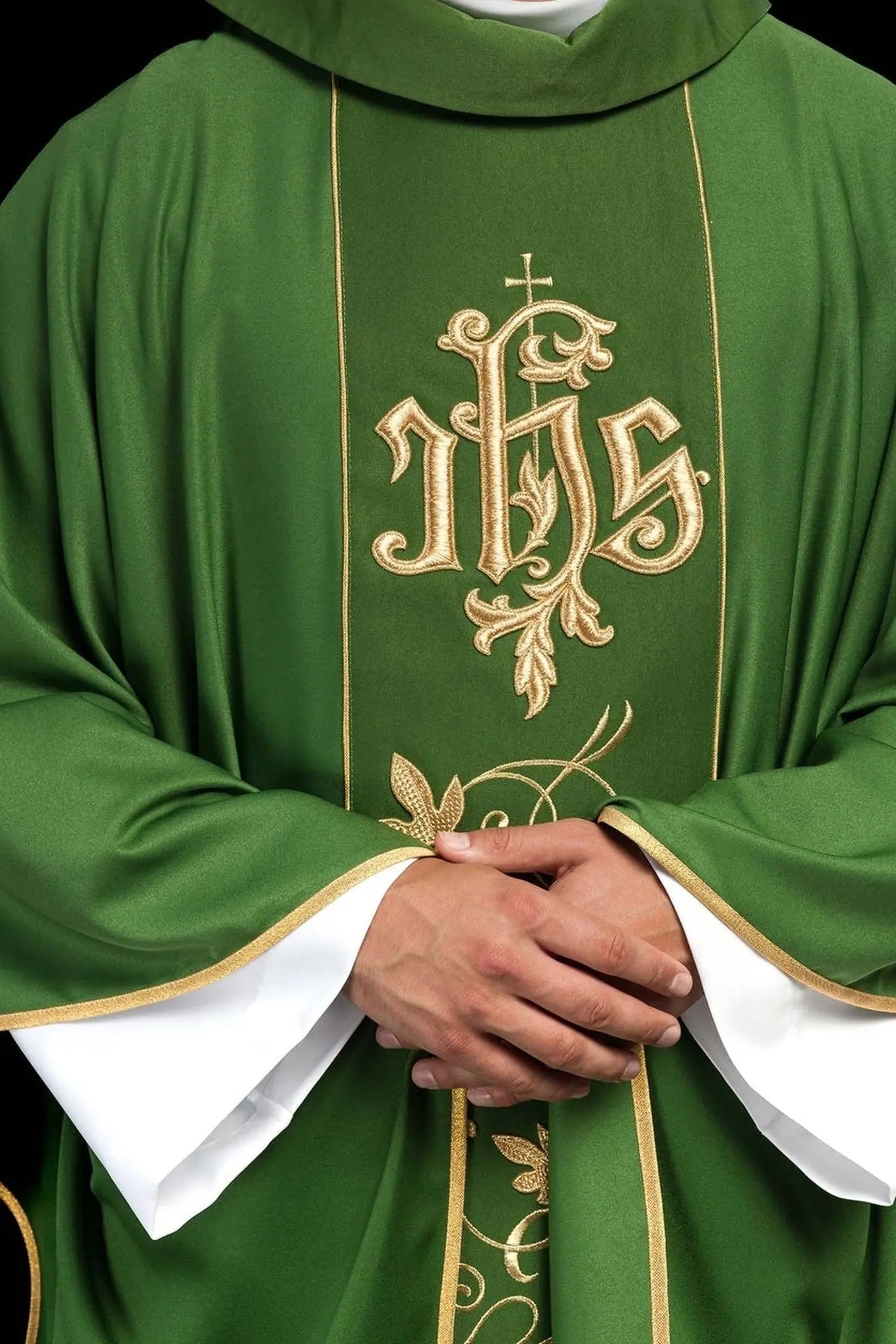 Casulla litúrgica verde con cinturón ricamente decorado con motivo floral e IHS