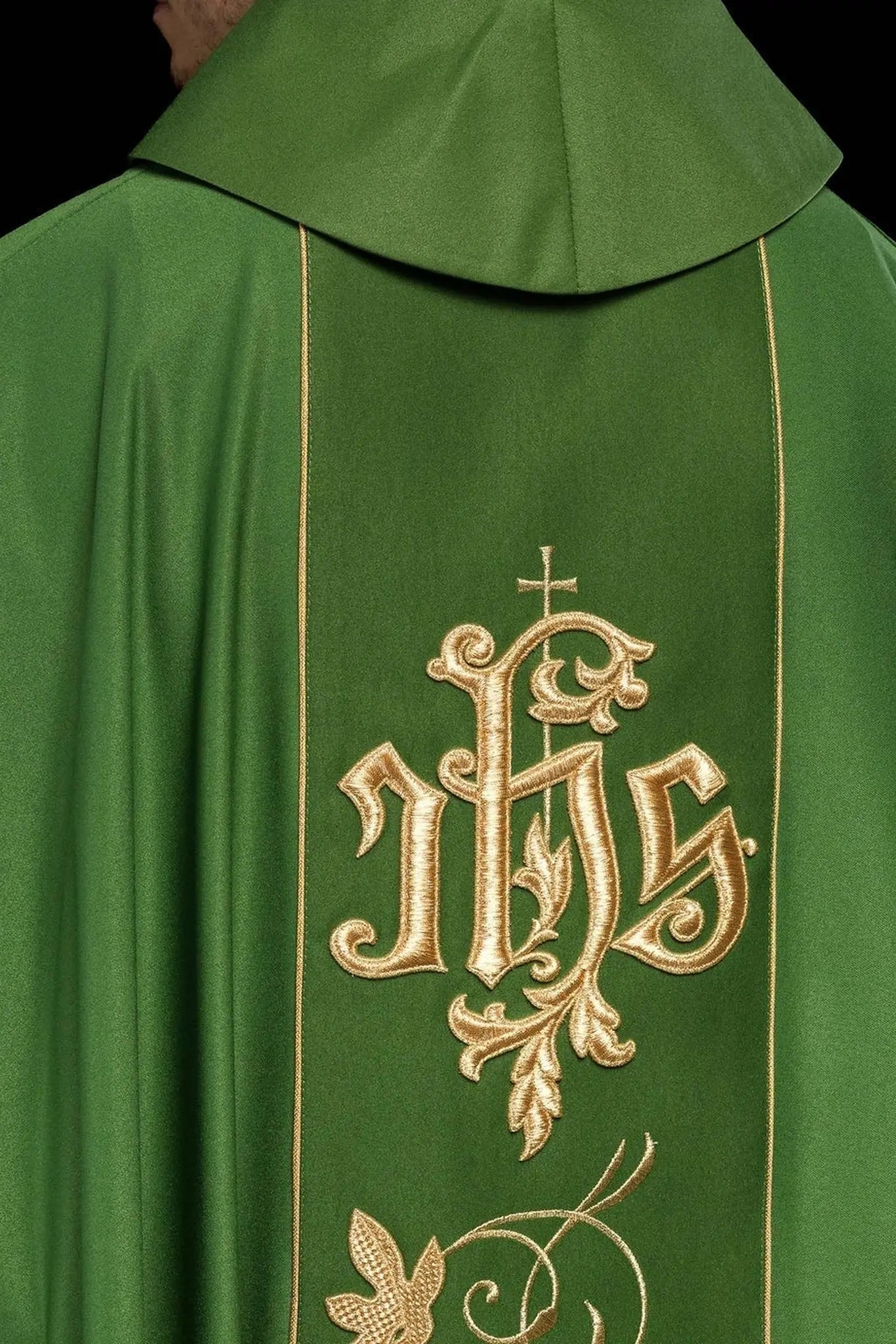 Casulla litúrgica verde con cinturón ricamente decorado con motivo floral e IHS