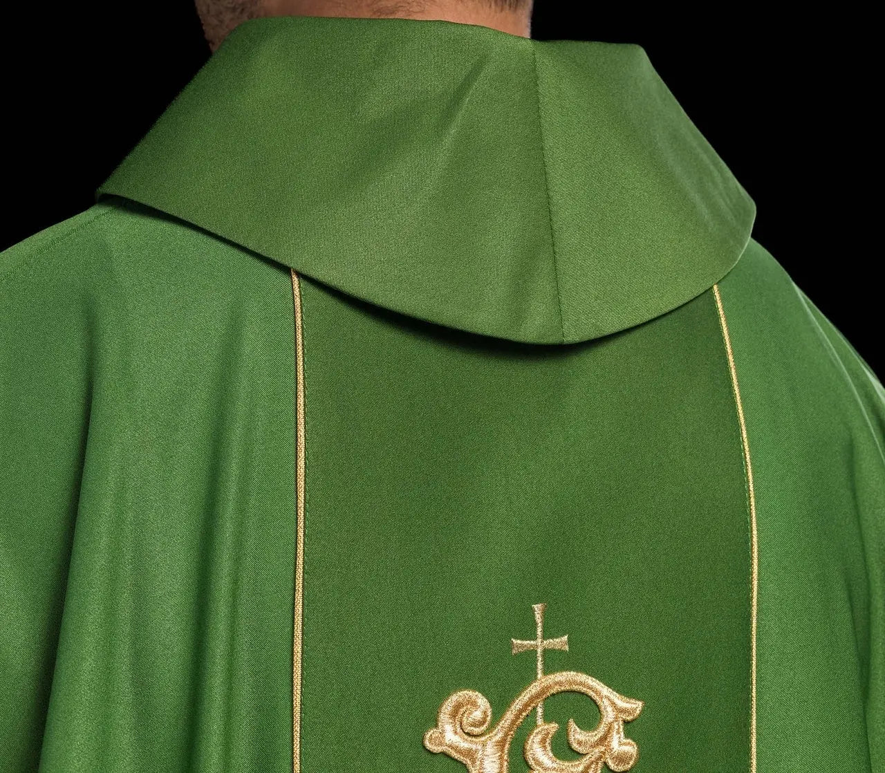 Casulla litúrgica verde con cinturón ricamente decorado con motivo floral e IHS