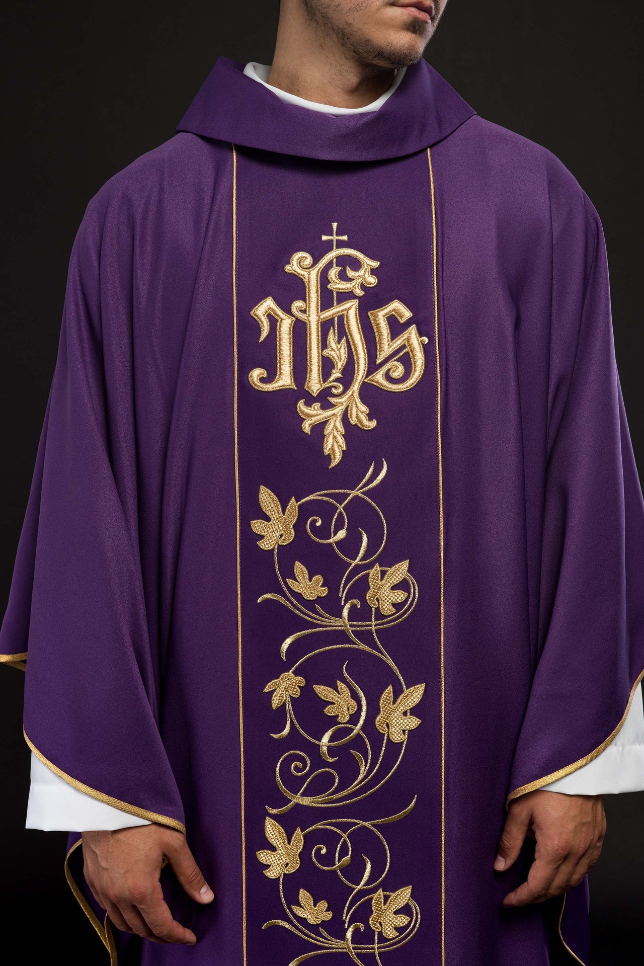 Fioletowy ornat liturgiczny z bogato zdobionym pasem motywem florystycznym i IHS - ORNATY.PL