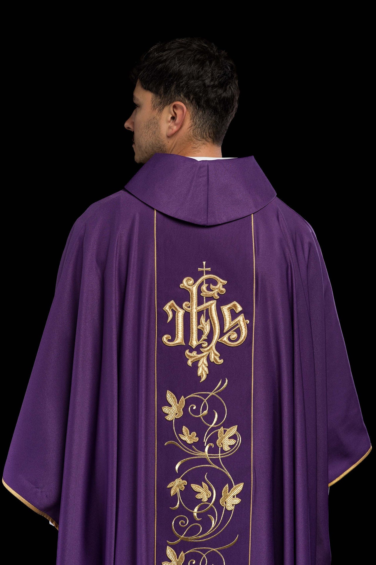 Fioletowy ornat liturgiczny z bogato zdobionym pasem motywem florystycznym i IHS - ORNATY.PL