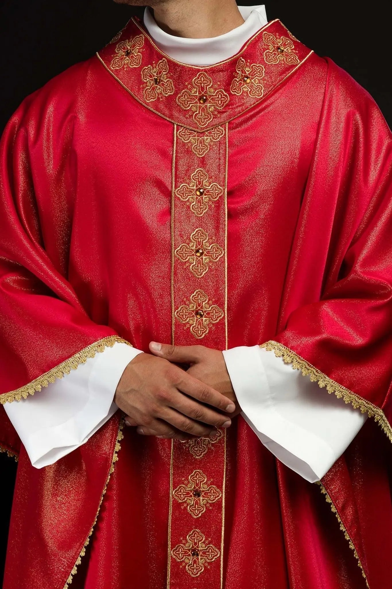 Casulla roja con cinturón bordado y cuello decorado con piedras