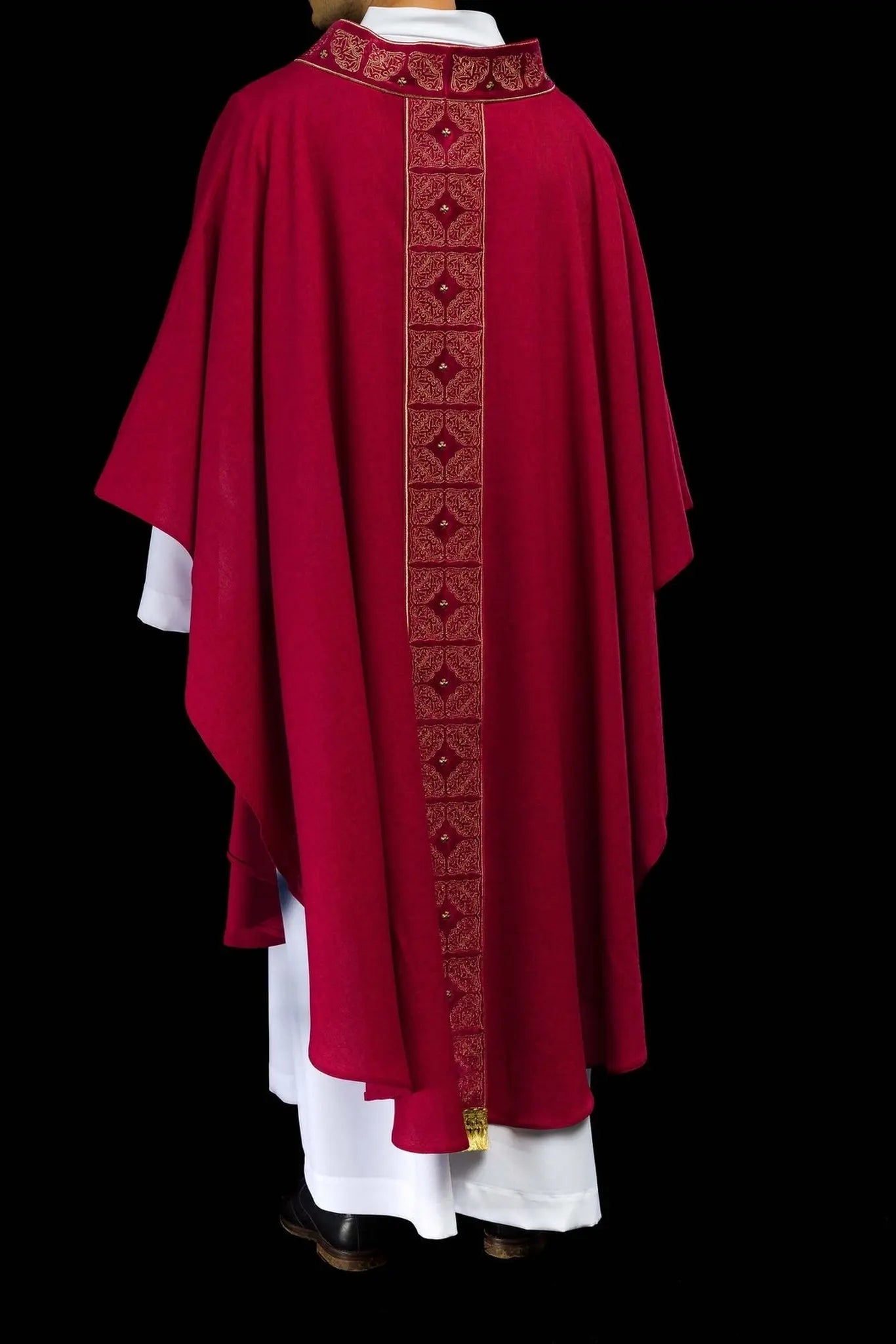 Casulla con cinturón y cuello ricamente bordados en rojo