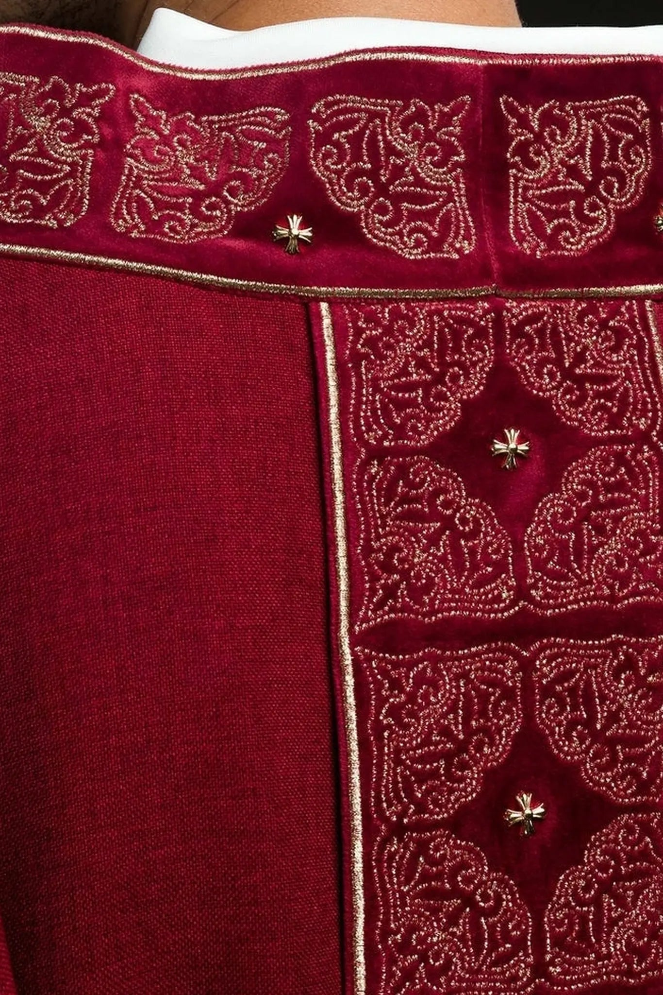 Casulla con cinturón y cuello ricamente bordados en rojo