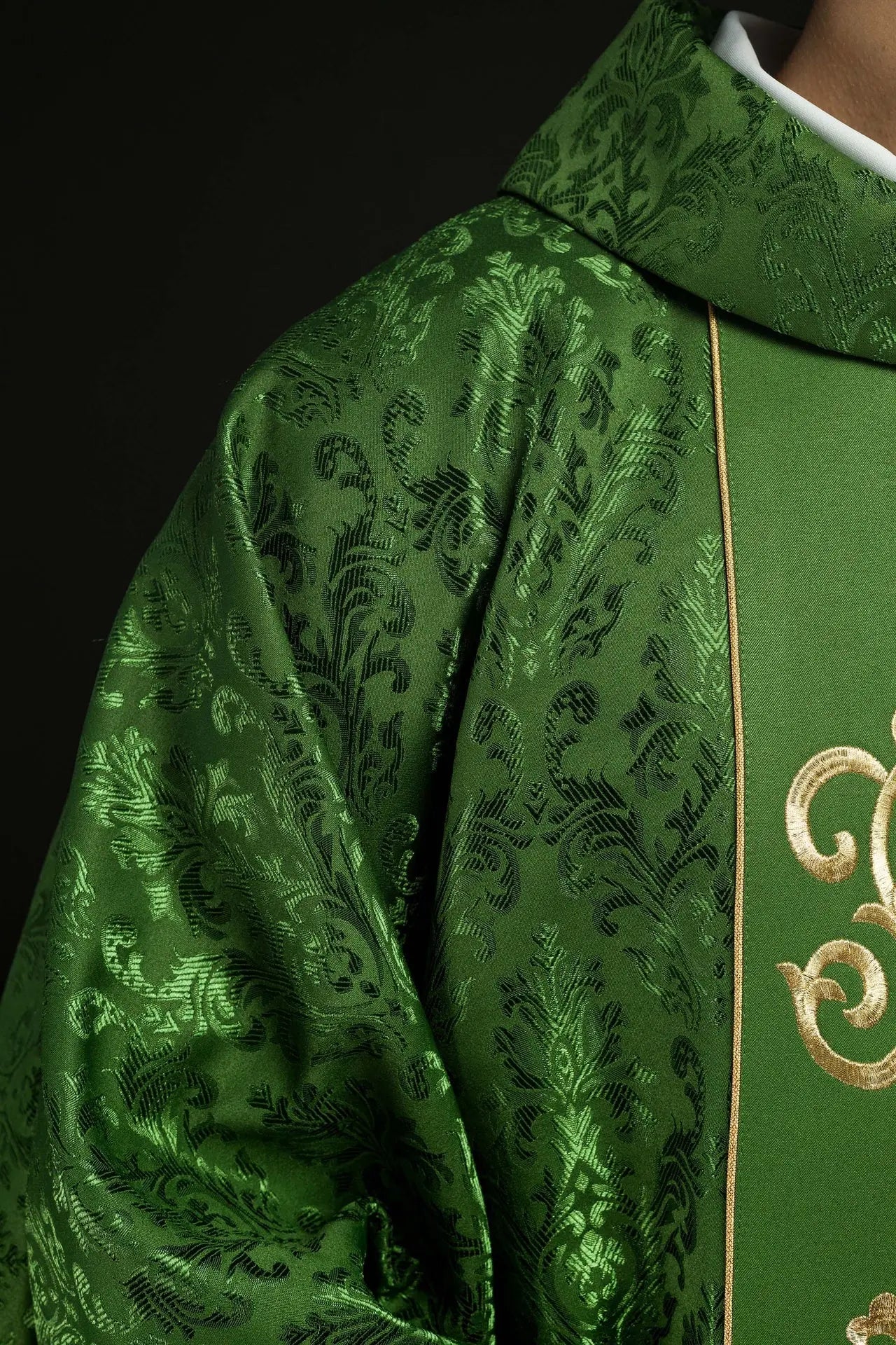 Casulla litúrgica verde con cinturón IHS ricamente decorado