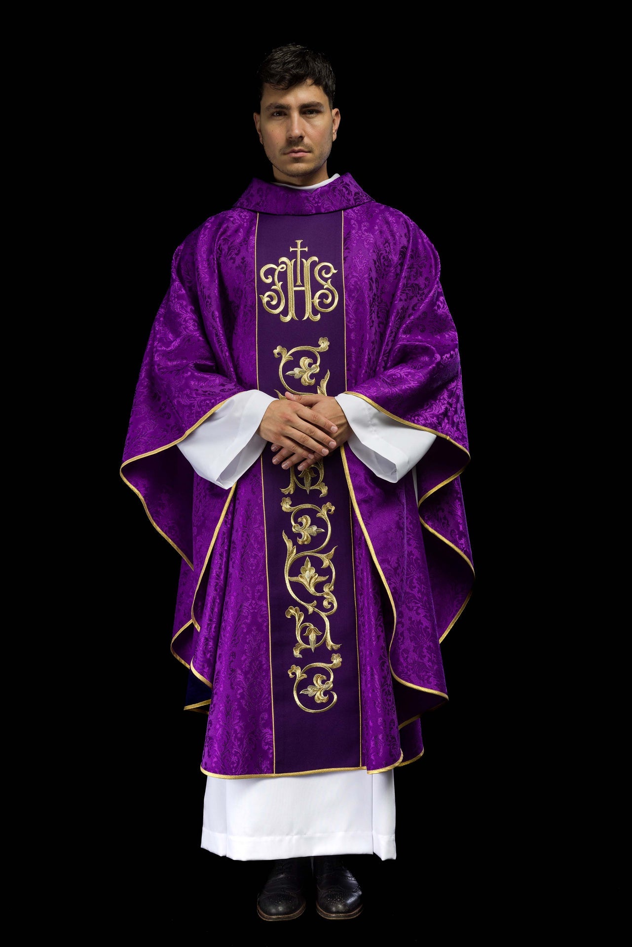 Fioletowy Ornat liturgiczny z bogato zdobionym pasem IHS - ORNATY.PL