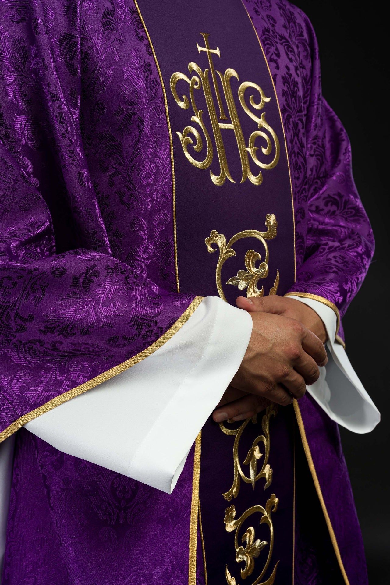 Fioletowy Ornat liturgiczny z bogato zdobionym pasem IHS - ORNATY.PL