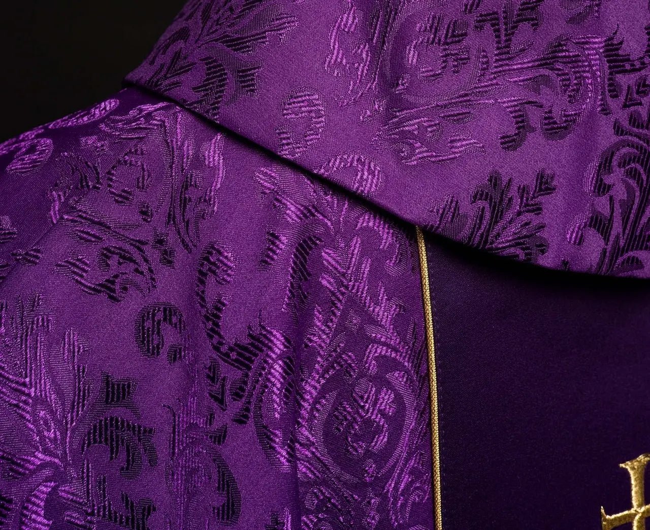Casulla litúrgica púrpura con cinturón IHS ricamente decorado