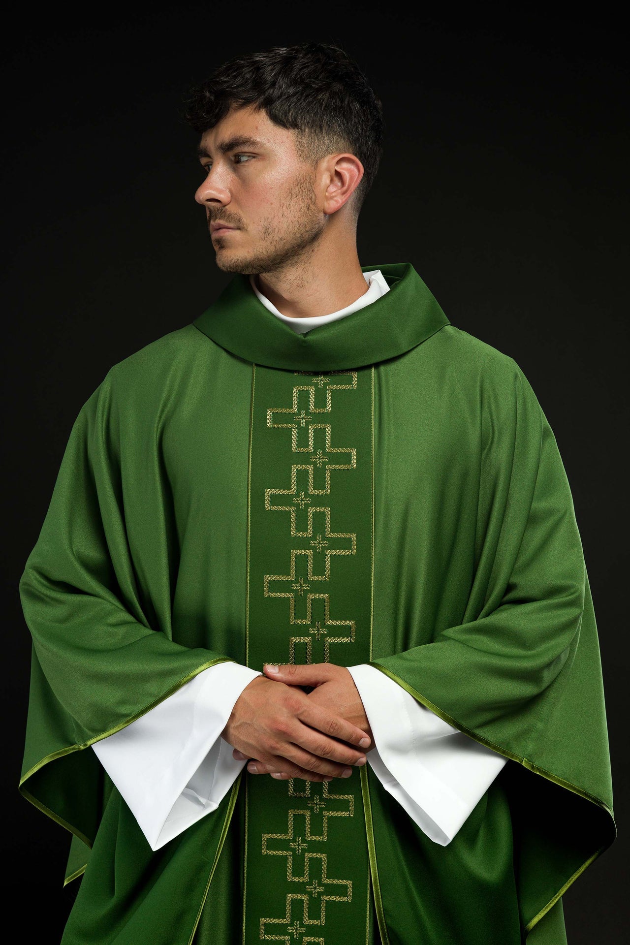 Ornat z bogato haftowanym pasem w haft krzyży w kolorze zielonym - ORNATY.PL