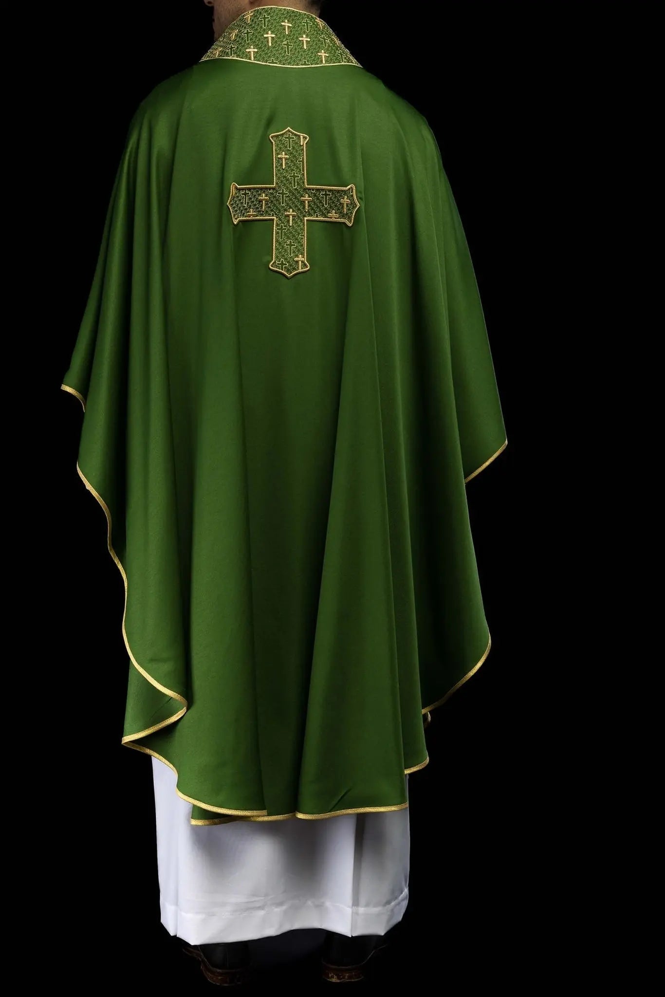 Casulla con cruz y cuello ricamente bordados en verde