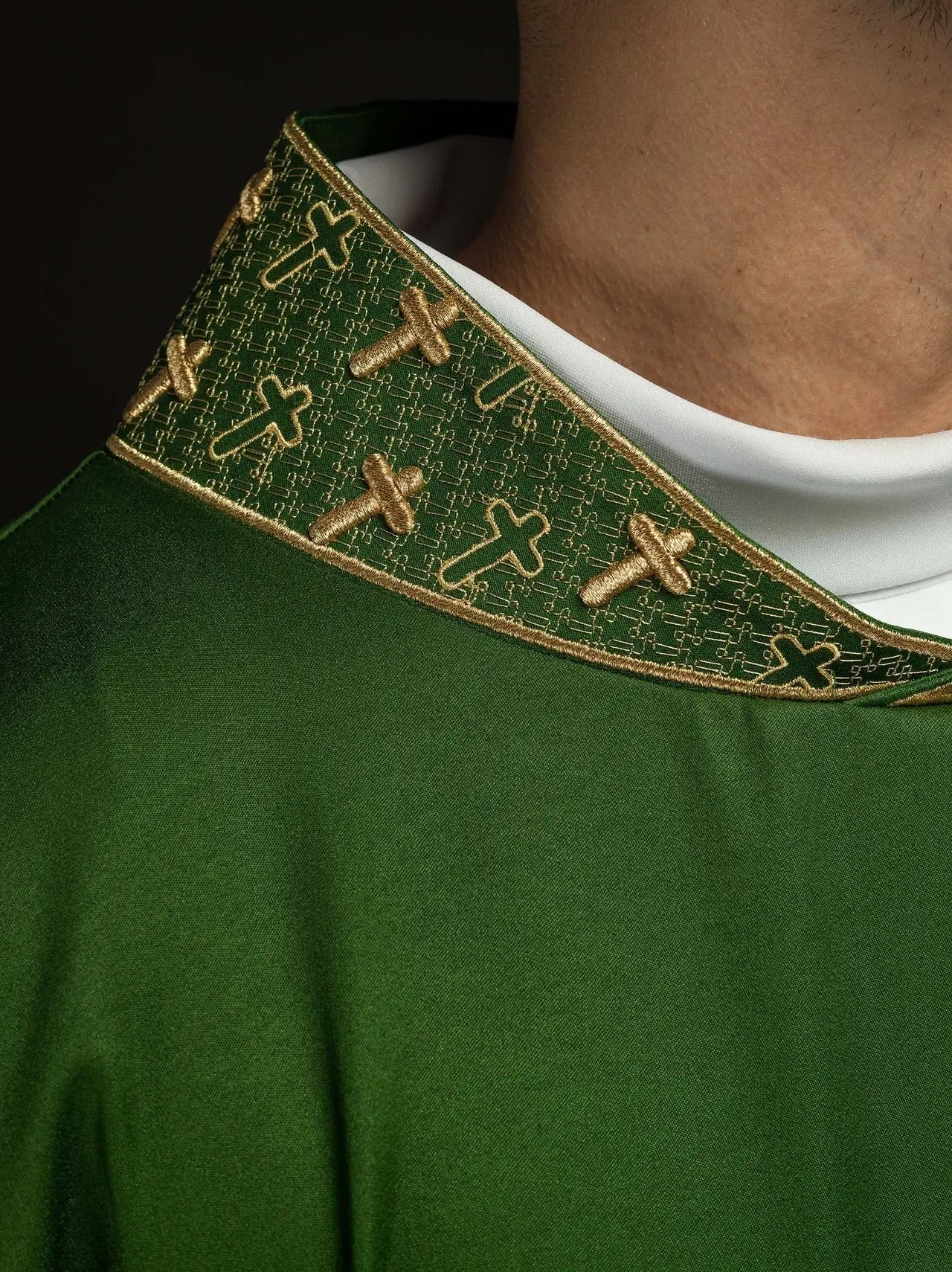 Casulla con cruz y cuello ricamente bordados en verde
