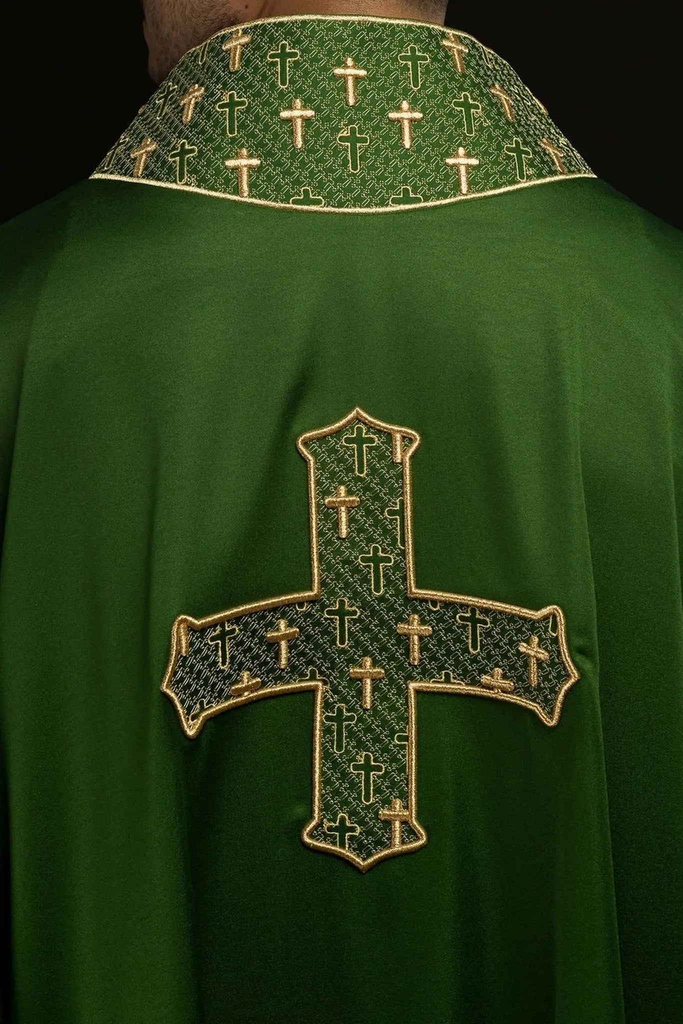 Casulla con cruz y cuello ricamente bordados en verde