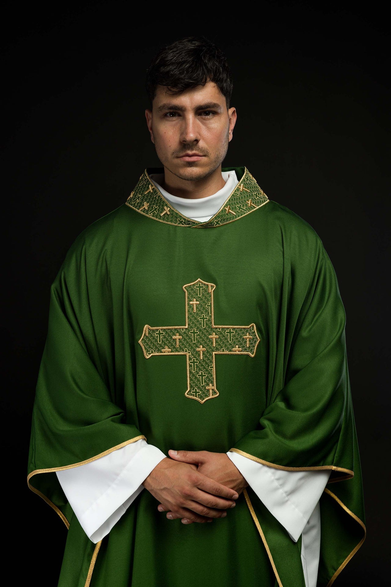 Ornat z bogato haftowanym krzyżem i kołnierzem w kolorze zielonym - ORNATY.PL